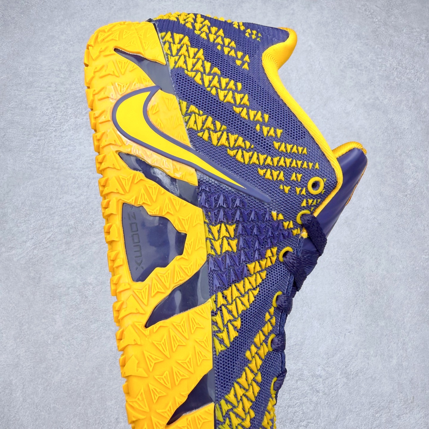 图片[6]-NK JA3 EP 莫兰特三代低帮篮球鞋 以鲜艳明亮的色调脱颖而出。鞋舌上醒目地展示着 “ JA ” 标志，而后跟上的 “ 12 ：AM ” 则以独特的设计呈现。鞋头和鞋舌采用透气运动网布制成，确保舒适耐用。在第一款鞋型的基础上进行了重大升级，采用更为挺拔的鞋口设计，为脚踝带来更佳的包裹与支撑感。侧面独特波纹纹理细节，打破了单调，赋予鞋子灵动与活力的视觉体验。中底部分巧妙借鉴了科比 5 的经典元素，融入斑点细节，增强了整体美学吸引力。实拍调校N版已经零色差零失真 百分百还原实物色彩所见即所得 不存在货不对板色差等低级问题 选购参考实物拍摄 不混卖不参货 只用心做好货严格选品 承诺混一赔十 尺码：40 40.5 41 42 42.5 43 44 44.5 45 46-选品中心