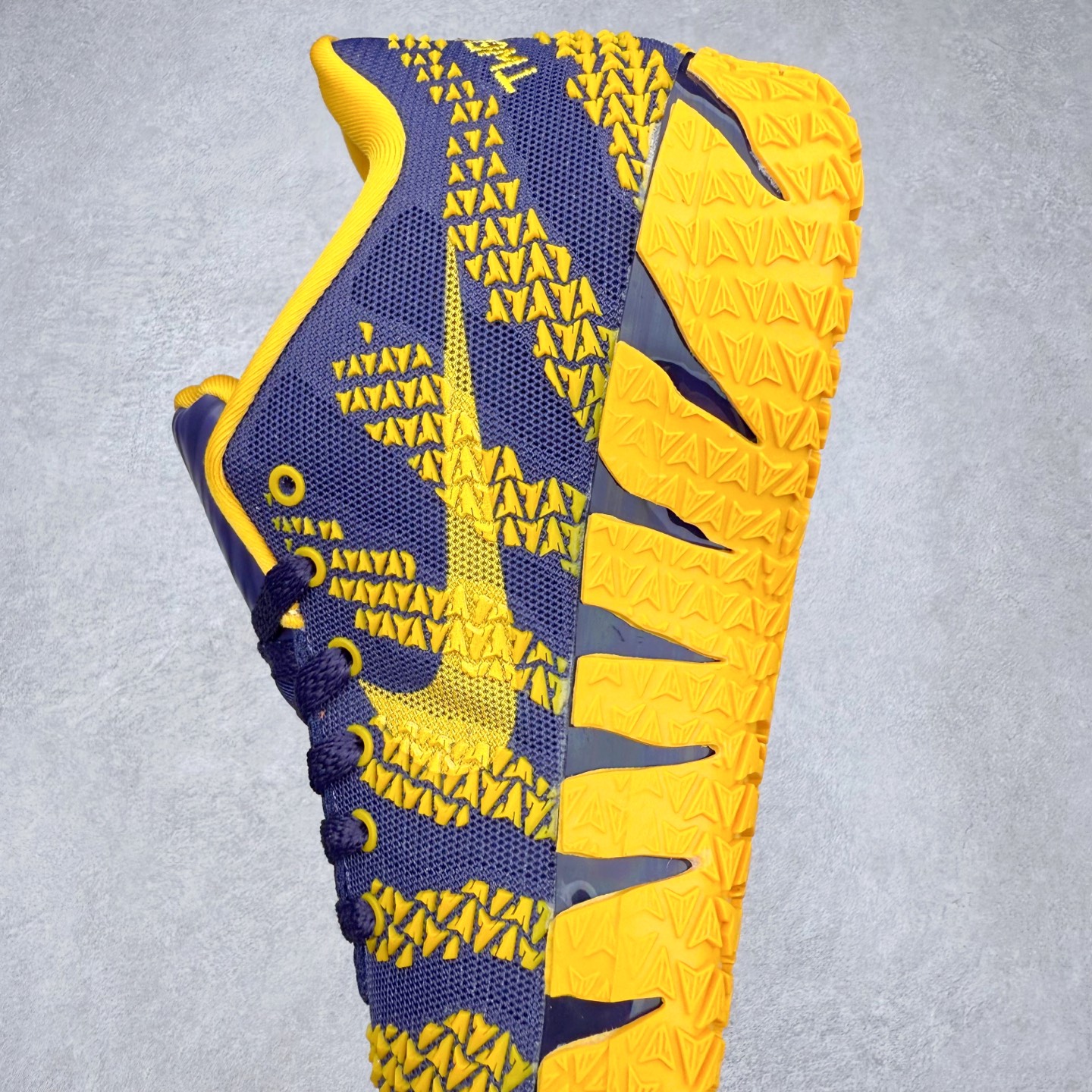 图片[7]-NK JA3 EP 莫兰特三代低帮篮球鞋 以鲜艳明亮的色调脱颖而出。鞋舌上醒目地展示着 “ JA ” 标志，而后跟上的 “ 12 ：AM ” 则以独特的设计呈现。鞋头和鞋舌采用透气运动网布制成，确保舒适耐用。在第一款鞋型的基础上进行了重大升级，采用更为挺拔的鞋口设计，为脚踝带来更佳的包裹与支撑感。侧面独特波纹纹理细节，打破了单调，赋予鞋子灵动与活力的视觉体验。中底部分巧妙借鉴了科比 5 的经典元素，融入斑点细节，增强了整体美学吸引力。实拍调校N版已经零色差零失真 百分百还原实物色彩所见即所得 不存在货不对板色差等低级问题 选购参考实物拍摄 不混卖不参货 只用心做好货严格选品 承诺混一赔十 尺码：40 40.5 41 42 42.5 43 44 44.5 45 46-选品中心