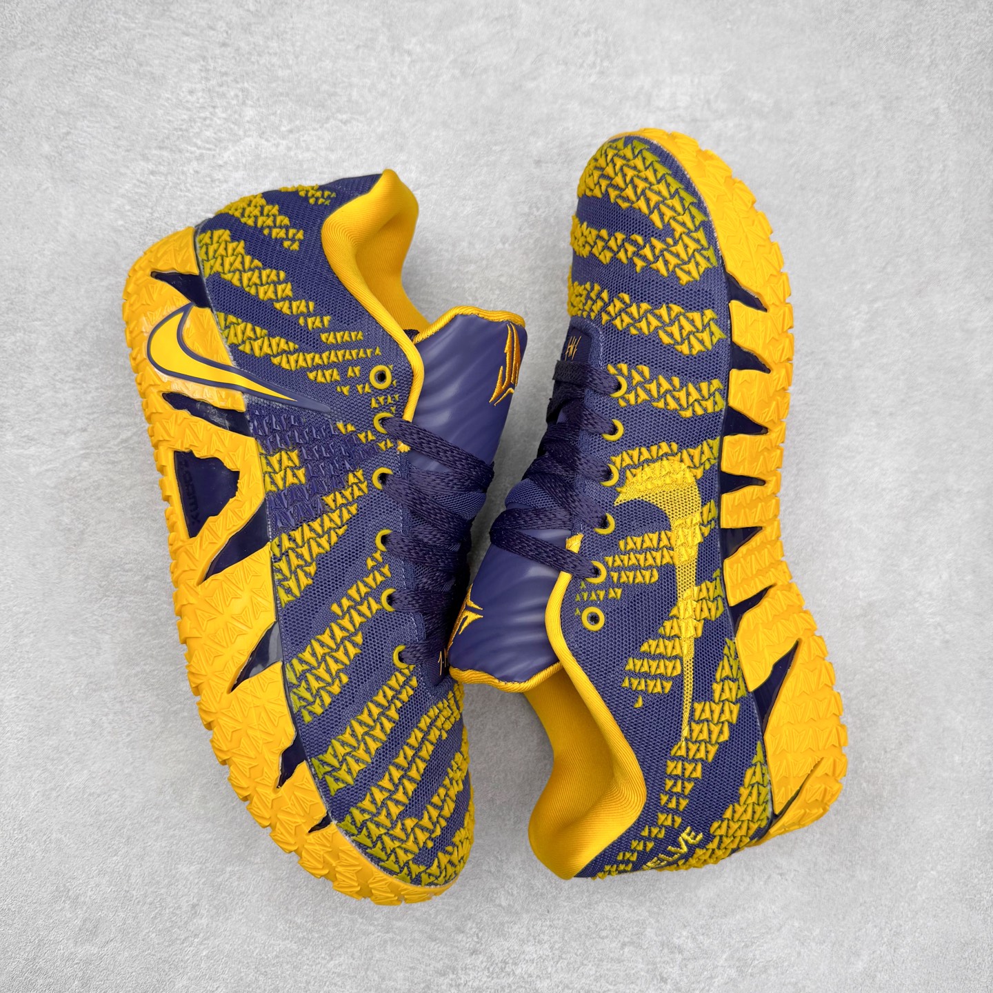 图片[3]-NK JA3 EP 莫兰特三代低帮篮球鞋 以鲜艳明亮的色调脱颖而出。鞋舌上醒目地展示着 “ JA ” 标志，而后跟上的 “ 12 ：AM ” 则以独特的设计呈现。鞋头和鞋舌采用透气运动网布制成，确保舒适耐用。在第一款鞋型的基础上进行了重大升级，采用更为挺拔的鞋口设计，为脚踝带来更佳的包裹与支撑感。侧面独特波纹纹理细节，打破了单调，赋予鞋子灵动与活力的视觉体验。中底部分巧妙借鉴了科比 5 的经典元素，融入斑点细节，增强了整体美学吸引力。实拍调校N版已经零色差零失真 百分百还原实物色彩所见即所得 不存在货不对板色差等低级问题 选购参考实物拍摄 不混卖不参货 只用心做好货严格选品 承诺混一赔十 尺码：40 40.5 41 42 42.5 43 44 44.5 45 46-选品中心