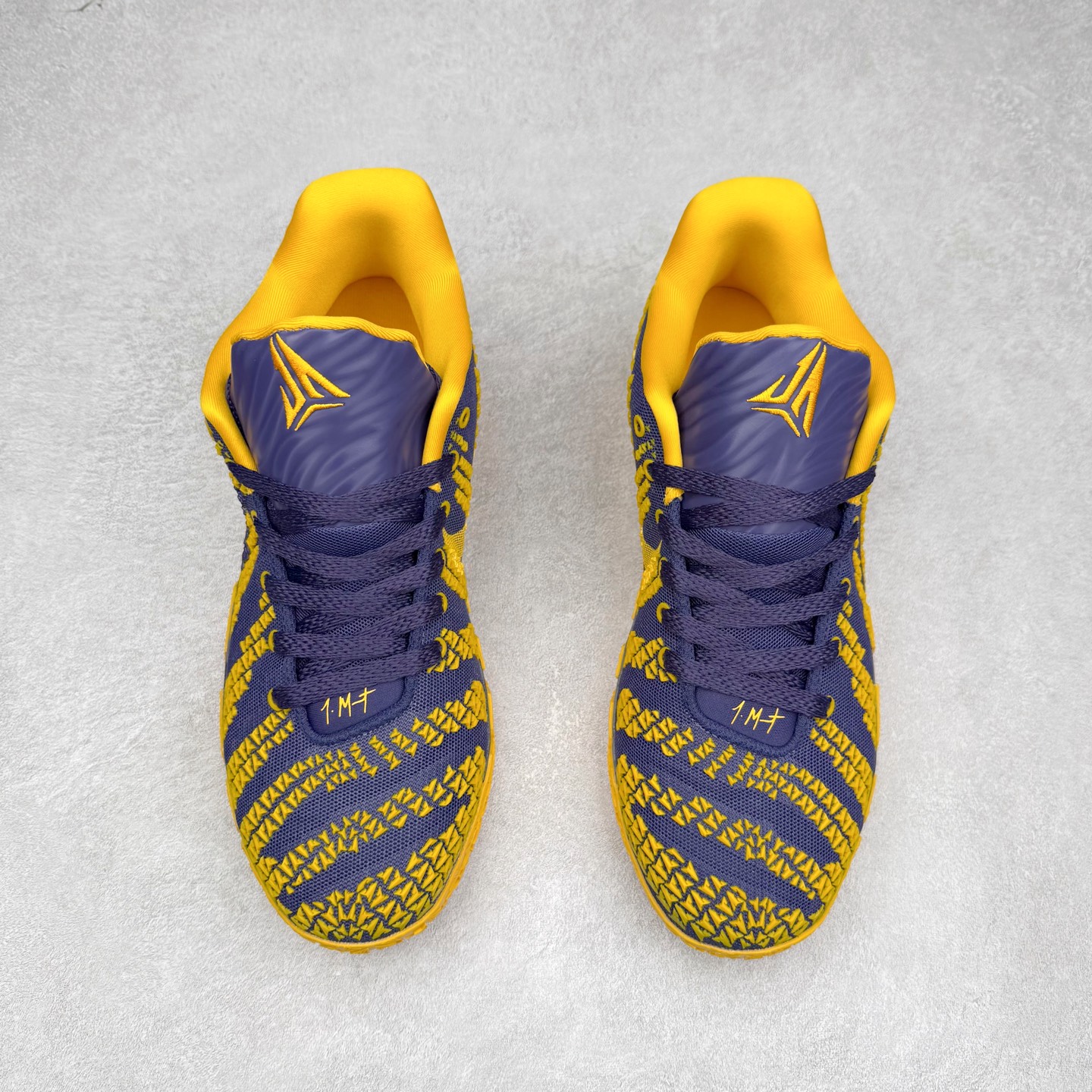 图片[2]-NK JA3 EP 莫兰特三代低帮篮球鞋 以鲜艳明亮的色调脱颖而出。鞋舌上醒目地展示着 “ JA ” 标志，而后跟上的 “ 12 ：AM ” 则以独特的设计呈现。鞋头和鞋舌采用透气运动网布制成，确保舒适耐用。在第一款鞋型的基础上进行了重大升级，采用更为挺拔的鞋口设计，为脚踝带来更佳的包裹与支撑感。侧面独特波纹纹理细节，打破了单调，赋予鞋子灵动与活力的视觉体验。中底部分巧妙借鉴了科比 5 的经典元素，融入斑点细节，增强了整体美学吸引力。实拍调校N版已经零色差零失真 百分百还原实物色彩所见即所得 不存在货不对板色差等低级问题 选购参考实物拍摄 不混卖不参货 只用心做好货严格选品 承诺混一赔十 尺码：40 40.5 41 42 42.5 43 44 44.5 45 46-选品中心