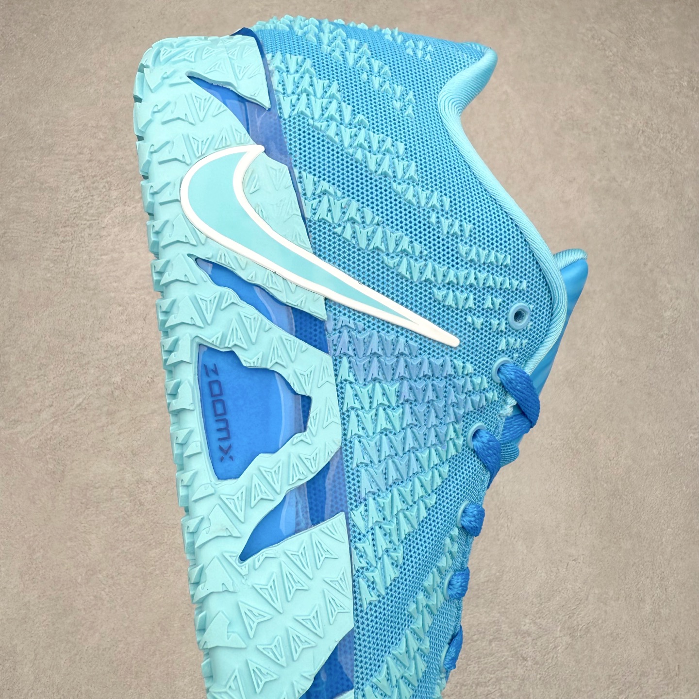 图片[6]-NK JA3 EP 莫兰特三代低帮篮球鞋 以鲜艳明亮的色调脱颖而出。鞋舌上醒目地展示着 “ JA ” 标志，而后跟上的 “ 12 ：AM ” 则以独特的设计呈现。鞋头和鞋舌采用透气运动网布制成，确保舒适耐用。在第一款鞋型的基础上进行了重大升级，采用更为挺拔的鞋口设计，为脚踝带来更佳的包裹与支撑感。侧面独特波纹纹理细节，打破了单调，赋予鞋子灵动与活力的视觉体验。中底部分巧妙借鉴了科比 5 的经典元素，融入斑点细节，增强了整体美学吸引力。实拍调校N版已经零色差零失真 百分百还原实物色彩所见即所得 不存在货不对板色差等低级问题 选购参考实物拍摄 不混卖不参货 只用心做好货严格选品 承诺混一赔十 尺码：40 40.5 41 42 42.5 43 44 44.5 45 46-选品中心