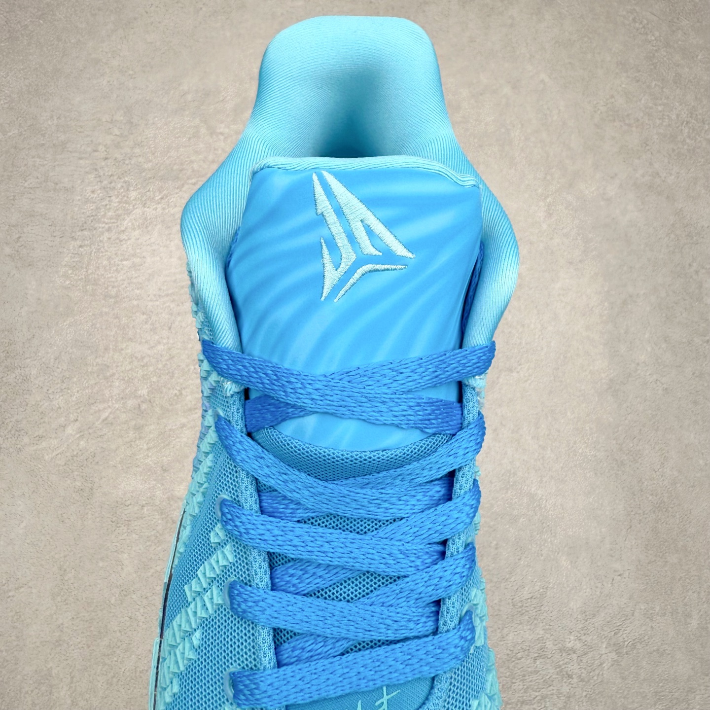 图片[5]-NK JA3 EP 莫兰特三代低帮篮球鞋 以鲜艳明亮的色调脱颖而出。鞋舌上醒目地展示着 “ JA ” 标志，而后跟上的 “ 12 ：AM ” 则以独特的设计呈现。鞋头和鞋舌采用透气运动网布制成，确保舒适耐用。在第一款鞋型的基础上进行了重大升级，采用更为挺拔的鞋口设计，为脚踝带来更佳的包裹与支撑感。侧面独特波纹纹理细节，打破了单调，赋予鞋子灵动与活力的视觉体验。中底部分巧妙借鉴了科比 5 的经典元素，融入斑点细节，增强了整体美学吸引力。实拍调校N版已经零色差零失真 百分百还原实物色彩所见即所得 不存在货不对板色差等低级问题 选购参考实物拍摄 不混卖不参货 只用心做好货严格选品 承诺混一赔十 尺码：40 40.5 41 42 42.5 43 44 44.5 45 46-选品中心