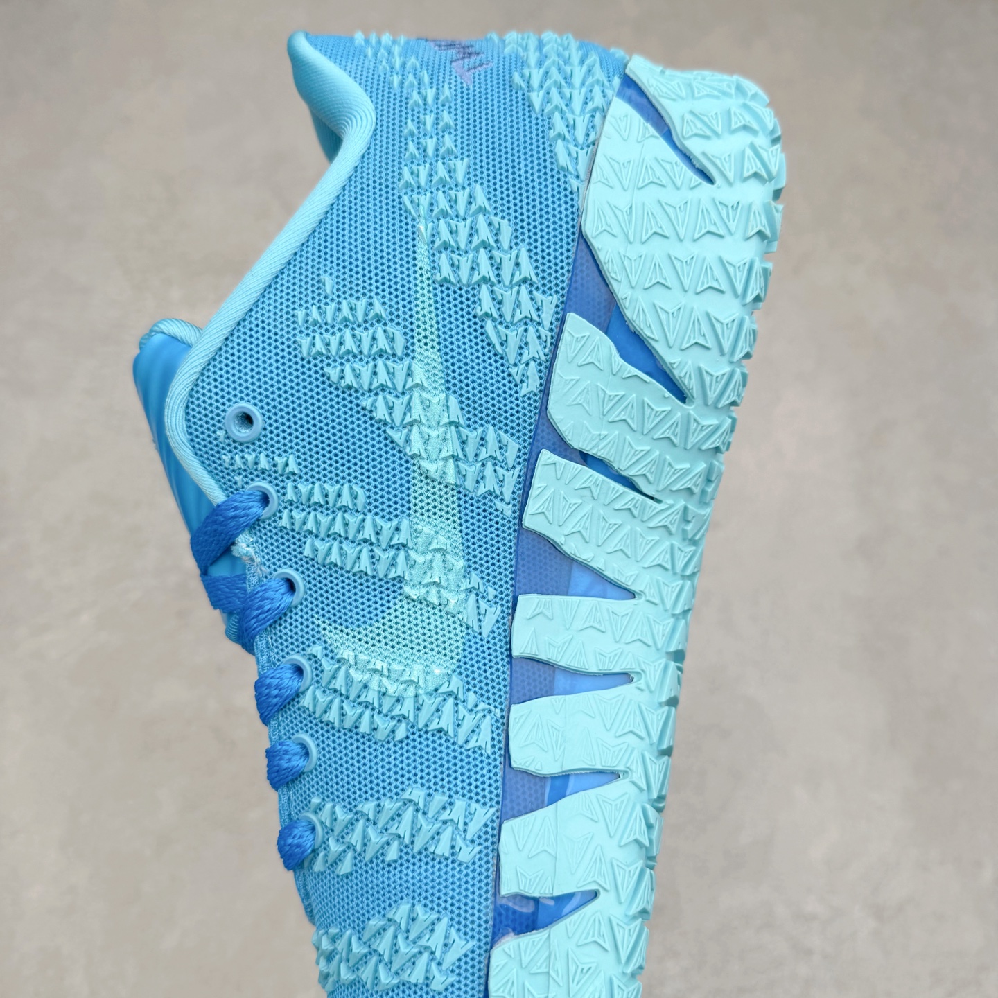 图片[7]-NK JA3 EP 莫兰特三代低帮篮球鞋 以鲜艳明亮的色调脱颖而出。鞋舌上醒目地展示着 “ JA ” 标志，而后跟上的 “ 12 ：AM ” 则以独特的设计呈现。鞋头和鞋舌采用透气运动网布制成，确保舒适耐用。在第一款鞋型的基础上进行了重大升级，采用更为挺拔的鞋口设计，为脚踝带来更佳的包裹与支撑感。侧面独特波纹纹理细节，打破了单调，赋予鞋子灵动与活力的视觉体验。中底部分巧妙借鉴了科比 5 的经典元素，融入斑点细节，增强了整体美学吸引力。实拍调校N版已经零色差零失真 百分百还原实物色彩所见即所得 不存在货不对板色差等低级问题 选购参考实物拍摄 不混卖不参货 只用心做好货严格选品 承诺混一赔十 尺码：40 40.5 41 42 42.5 43 44 44.5 45 46-选品中心