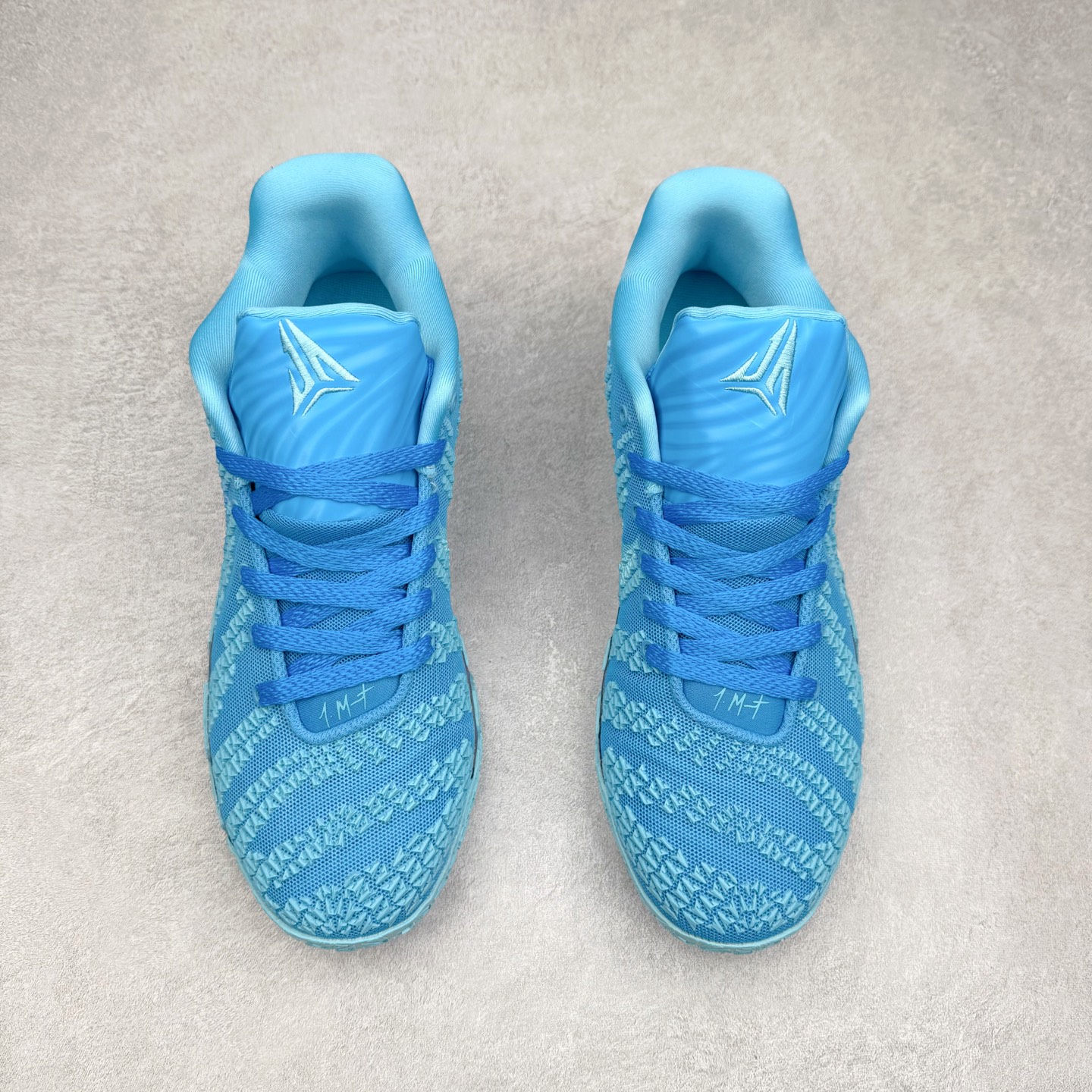 图片[2]-NK JA3 EP 莫兰特三代低帮篮球鞋 以鲜艳明亮的色调脱颖而出。鞋舌上醒目地展示着 “ JA ” 标志，而后跟上的 “ 12 ：AM ” 则以独特的设计呈现。鞋头和鞋舌采用透气运动网布制成，确保舒适耐用。在第一款鞋型的基础上进行了重大升级，采用更为挺拔的鞋口设计，为脚踝带来更佳的包裹与支撑感。侧面独特波纹纹理细节，打破了单调，赋予鞋子灵动与活力的视觉体验。中底部分巧妙借鉴了科比 5 的经典元素，融入斑点细节，增强了整体美学吸引力。实拍调校N版已经零色差零失真 百分百还原实物色彩所见即所得 不存在货不对板色差等低级问题 选购参考实物拍摄 不混卖不参货 只用心做好货严格选品 承诺混一赔十 尺码：40 40.5 41 42 42.5 43 44 44.5 45 46-选品中心