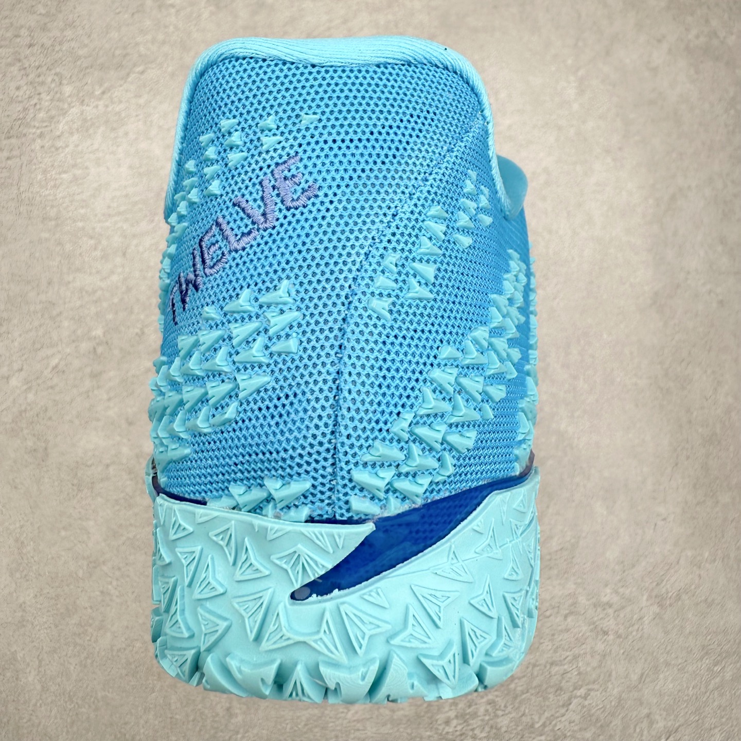 图片[8]-NK JA3 EP 莫兰特三代低帮篮球鞋 以鲜艳明亮的色调脱颖而出。鞋舌上醒目地展示着 “ JA ” 标志，而后跟上的 “ 12 ：AM ” 则以独特的设计呈现。鞋头和鞋舌采用透气运动网布制成，确保舒适耐用。在第一款鞋型的基础上进行了重大升级，采用更为挺拔的鞋口设计，为脚踝带来更佳的包裹与支撑感。侧面独特波纹纹理细节，打破了单调，赋予鞋子灵动与活力的视觉体验。中底部分巧妙借鉴了科比 5 的经典元素，融入斑点细节，增强了整体美学吸引力。实拍调校N版已经零色差零失真 百分百还原实物色彩所见即所得 不存在货不对板色差等低级问题 选购参考实物拍摄 不混卖不参货 只用心做好货严格选品 承诺混一赔十 尺码：40 40.5 41 42 42.5 43 44 44.5 45 46-选品中心