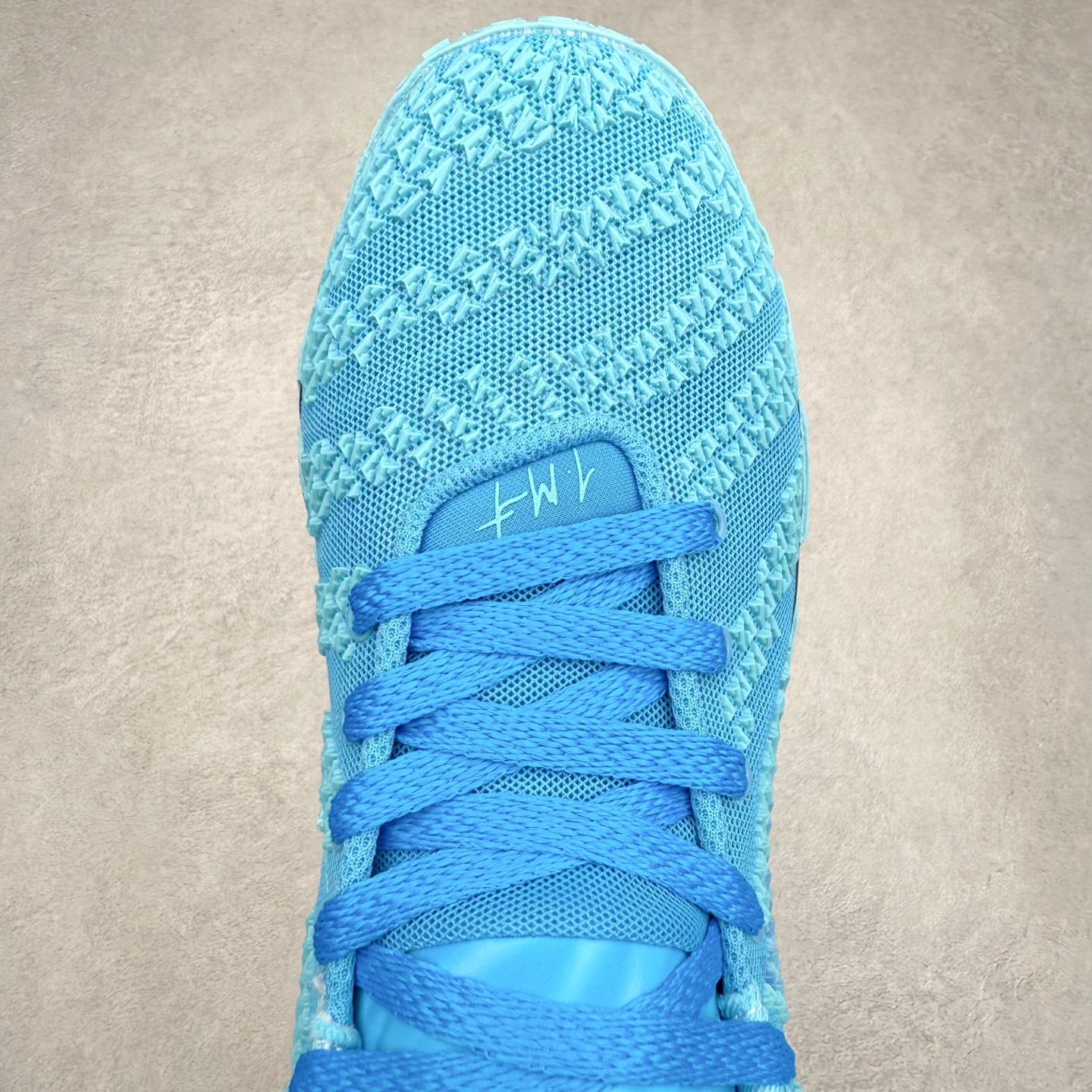 图片[4]-NK JA3 EP 莫兰特三代低帮篮球鞋 以鲜艳明亮的色调脱颖而出。鞋舌上醒目地展示着 “ JA ” 标志，而后跟上的 “ 12 ：AM ” 则以独特的设计呈现。鞋头和鞋舌采用透气运动网布制成，确保舒适耐用。在第一款鞋型的基础上进行了重大升级，采用更为挺拔的鞋口设计，为脚踝带来更佳的包裹与支撑感。侧面独特波纹纹理细节，打破了单调，赋予鞋子灵动与活力的视觉体验。中底部分巧妙借鉴了科比 5 的经典元素，融入斑点细节，增强了整体美学吸引力。实拍调校N版已经零色差零失真 百分百还原实物色彩所见即所得 不存在货不对板色差等低级问题 选购参考实物拍摄 不混卖不参货 只用心做好货严格选品 承诺混一赔十 尺码：40 40.5 41 42 42.5 43 44 44.5 45 46-选品中心