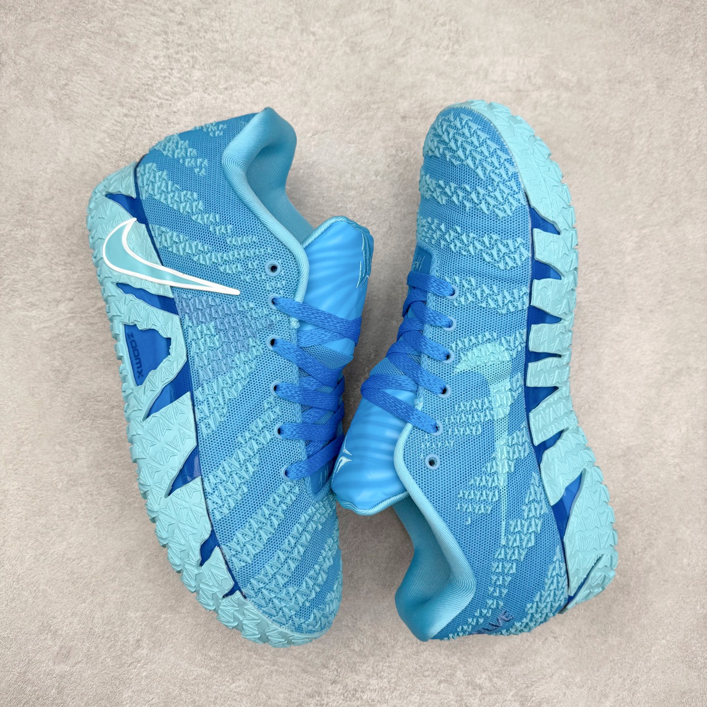 图片[3]-NK JA3 EP 莫兰特三代低帮篮球鞋 以鲜艳明亮的色调脱颖而出。鞋舌上醒目地展示着 “ JA ” 标志，而后跟上的 “ 12 ：AM ” 则以独特的设计呈现。鞋头和鞋舌采用透气运动网布制成，确保舒适耐用。在第一款鞋型的基础上进行了重大升级，采用更为挺拔的鞋口设计，为脚踝带来更佳的包裹与支撑感。侧面独特波纹纹理细节，打破了单调，赋予鞋子灵动与活力的视觉体验。中底部分巧妙借鉴了科比 5 的经典元素，融入斑点细节，增强了整体美学吸引力。实拍调校N版已经零色差零失真 百分百还原实物色彩所见即所得 不存在货不对板色差等低级问题 选购参考实物拍摄 不混卖不参货 只用心做好货严格选品 承诺混一赔十 尺码：40 40.5 41 42 42.5 43 44 44.5 45 46-选品中心