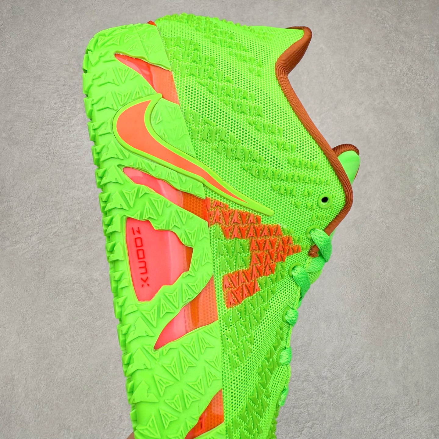 图片[6]-NK JA3 EP 莫兰特三代低帮篮球鞋 以鲜艳明亮的色调脱颖而出。鞋舌上醒目地展示着 “ JA ” 标志，而后跟上的 “ 12 ：AM ” 则以独特的设计呈现。鞋头和鞋舌采用透气运动网布制成，确保舒适耐用。在第一款鞋型的基础上进行了重大升级，采用更为挺拔的鞋口设计，为脚踝带来更佳的包裹与支撑感。侧面独特波纹纹理细节，打破了单调，赋予鞋子灵动与活力的视觉体验。中底部分巧妙借鉴了科比 5 的经典元素，融入斑点细节，增强了整体美学吸引力。实拍调校N版已经零色差零失真 百分百还原实物色彩所见即所得 不存在货不对板色差等低级问题 选购参考实物拍摄 不混卖不参货 只用心做好货严格选品 承诺混一赔十 尺码：40 40.5 41 42 42.5 43 44 44.5 45 46-选品中心