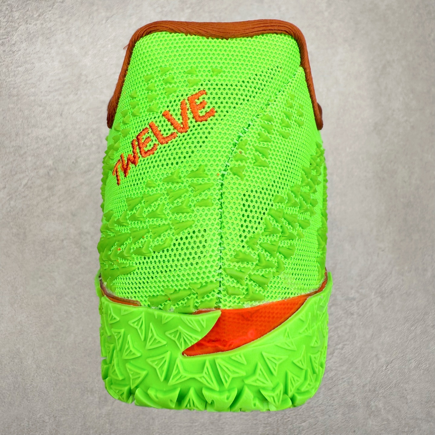 图片[8]-NK JA3 EP 莫兰特三代低帮篮球鞋 以鲜艳明亮的色调脱颖而出。鞋舌上醒目地展示着 “ JA ” 标志，而后跟上的 “ 12 ：AM ” 则以独特的设计呈现。鞋头和鞋舌采用透气运动网布制成，确保舒适耐用。在第一款鞋型的基础上进行了重大升级，采用更为挺拔的鞋口设计，为脚踝带来更佳的包裹与支撑感。侧面独特波纹纹理细节，打破了单调，赋予鞋子灵动与活力的视觉体验。中底部分巧妙借鉴了科比 5 的经典元素，融入斑点细节，增强了整体美学吸引力。实拍调校N版已经零色差零失真 百分百还原实物色彩所见即所得 不存在货不对板色差等低级问题 选购参考实物拍摄 不混卖不参货 只用心做好货严格选品 承诺混一赔十 尺码：40 40.5 41 42 42.5 43 44 44.5 45 46-选品中心