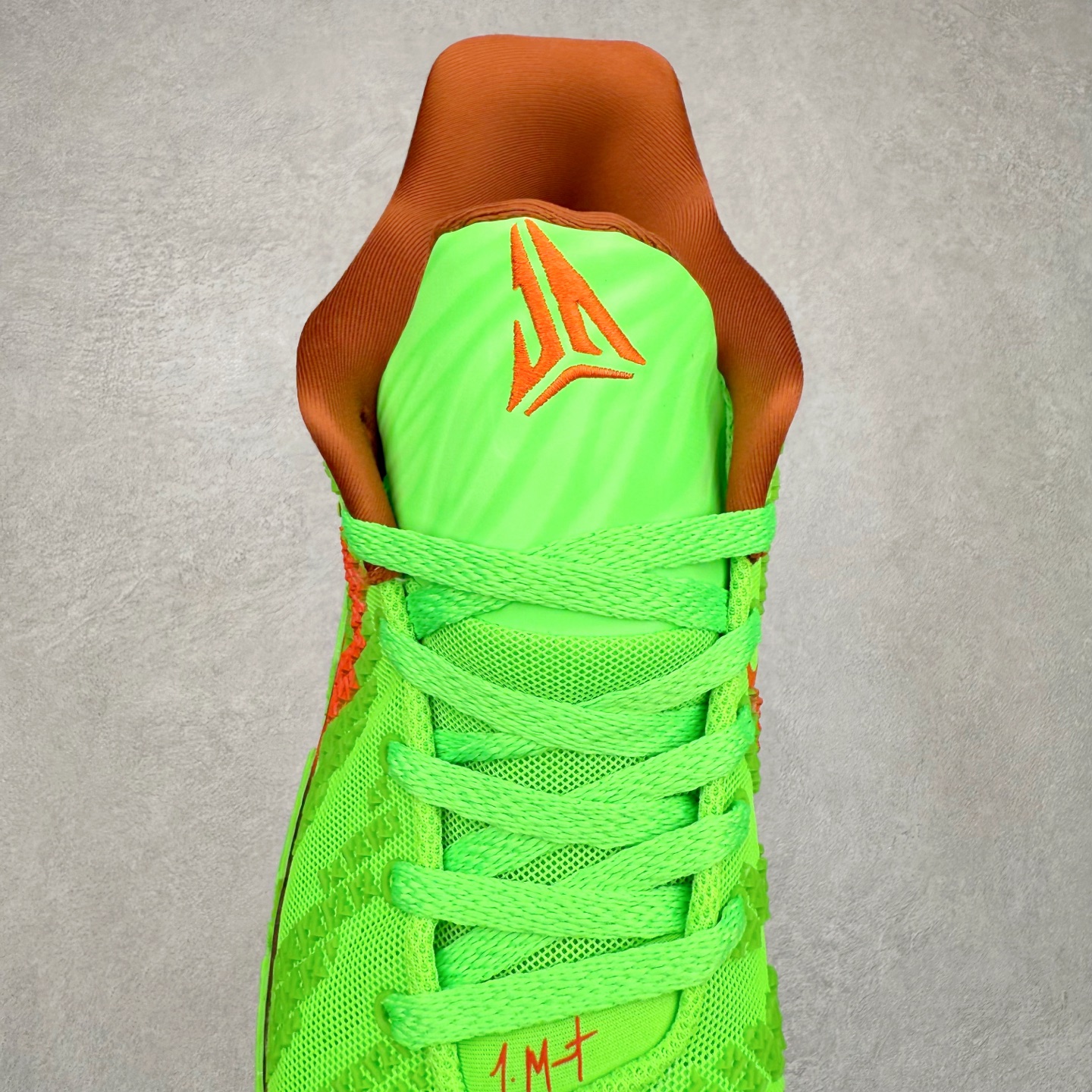 图片[5]-NK JA3 EP 莫兰特三代低帮篮球鞋 以鲜艳明亮的色调脱颖而出。鞋舌上醒目地展示着 “ JA ” 标志，而后跟上的 “ 12 ：AM ” 则以独特的设计呈现。鞋头和鞋舌采用透气运动网布制成，确保舒适耐用。在第一款鞋型的基础上进行了重大升级，采用更为挺拔的鞋口设计，为脚踝带来更佳的包裹与支撑感。侧面独特波纹纹理细节，打破了单调，赋予鞋子灵动与活力的视觉体验。中底部分巧妙借鉴了科比 5 的经典元素，融入斑点细节，增强了整体美学吸引力。实拍调校N版已经零色差零失真 百分百还原实物色彩所见即所得 不存在货不对板色差等低级问题 选购参考实物拍摄 不混卖不参货 只用心做好货严格选品 承诺混一赔十 尺码：40 40.5 41 42 42.5 43 44 44.5 45 46-选品中心
