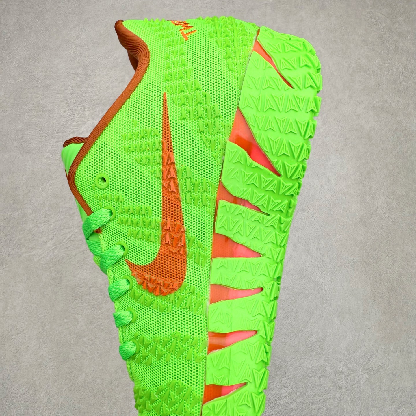 图片[7]-NK JA3 EP 莫兰特三代低帮篮球鞋 以鲜艳明亮的色调脱颖而出。鞋舌上醒目地展示着 “ JA ” 标志，而后跟上的 “ 12 ：AM ” 则以独特的设计呈现。鞋头和鞋舌采用透气运动网布制成，确保舒适耐用。在第一款鞋型的基础上进行了重大升级，采用更为挺拔的鞋口设计，为脚踝带来更佳的包裹与支撑感。侧面独特波纹纹理细节，打破了单调，赋予鞋子灵动与活力的视觉体验。中底部分巧妙借鉴了科比 5 的经典元素，融入斑点细节，增强了整体美学吸引力。实拍调校N版已经零色差零失真 百分百还原实物色彩所见即所得 不存在货不对板色差等低级问题 选购参考实物拍摄 不混卖不参货 只用心做好货严格选品 承诺混一赔十 尺码：40 40.5 41 42 42.5 43 44 44.5 45 46-选品中心