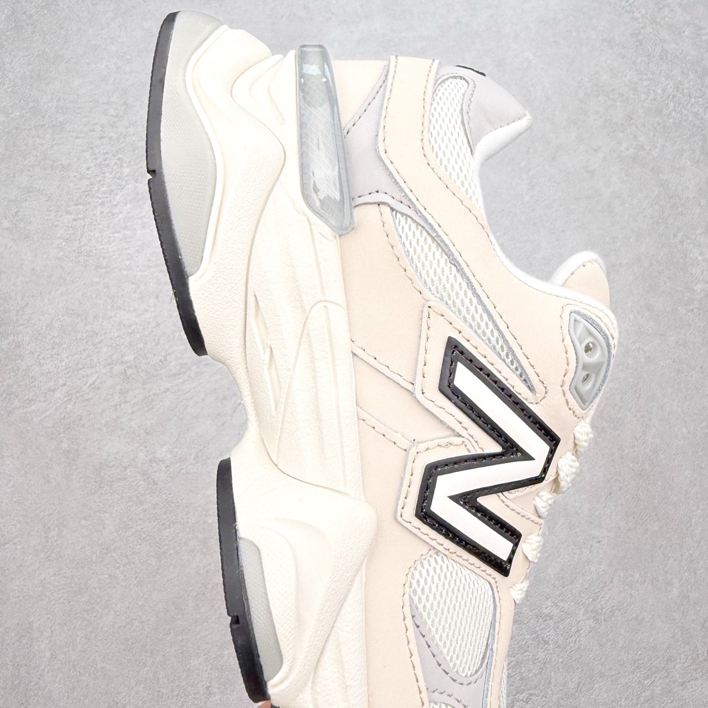 图片[6]-New Balance NB9060 复古运动鞋 新百伦又带来了新鞋型 并且是与芝加哥街头品牌 Joe Freshgoods 的联名款 鞋身主体采用了类似 990 系列的设计风格 与传统复古慢跑鞋区别不大 最大的变化就是鞋底部分 在传统设计的中底外层 增加了多个分区的模块 圆润的线条设计与我们熟悉的 New Balance 风格截然不同 但与同样充满弧形线条的鞋面搭配 看起来毫无违和感 尺码：36-45-选品中心