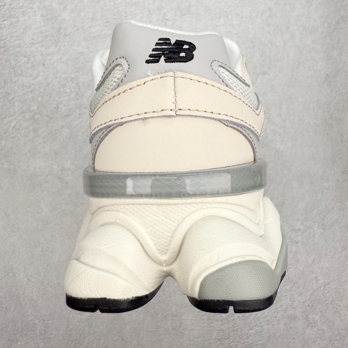 图片[8]-New Balance NB9060 复古运动鞋 新百伦又带来了新鞋型 并且是与芝加哥街头品牌 Joe Freshgoods 的联名款 鞋身主体采用了类似 990 系列的设计风格 与传统复古慢跑鞋区别不大 最大的变化就是鞋底部分 在传统设计的中底外层 增加了多个分区的模块 圆润的线条设计与我们熟悉的 New Balance 风格截然不同 但与同样充满弧形线条的鞋面搭配 看起来毫无违和感 尺码：36-45-选品中心