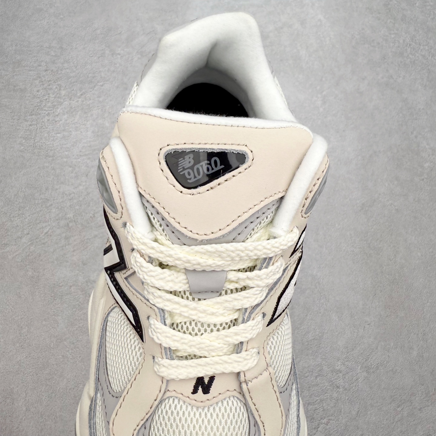 图片[5]-New Balance NB9060 复古运动鞋 新百伦又带来了新鞋型 并且是与芝加哥街头品牌 Joe Freshgoods 的联名款 鞋身主体采用了类似 990 系列的设计风格 与传统复古慢跑鞋区别不大 最大的变化就是鞋底部分 在传统设计的中底外层 增加了多个分区的模块 圆润的线条设计与我们熟悉的 New Balance 风格截然不同 但与同样充满弧形线条的鞋面搭配 看起来毫无违和感 尺码：36-45-选品中心