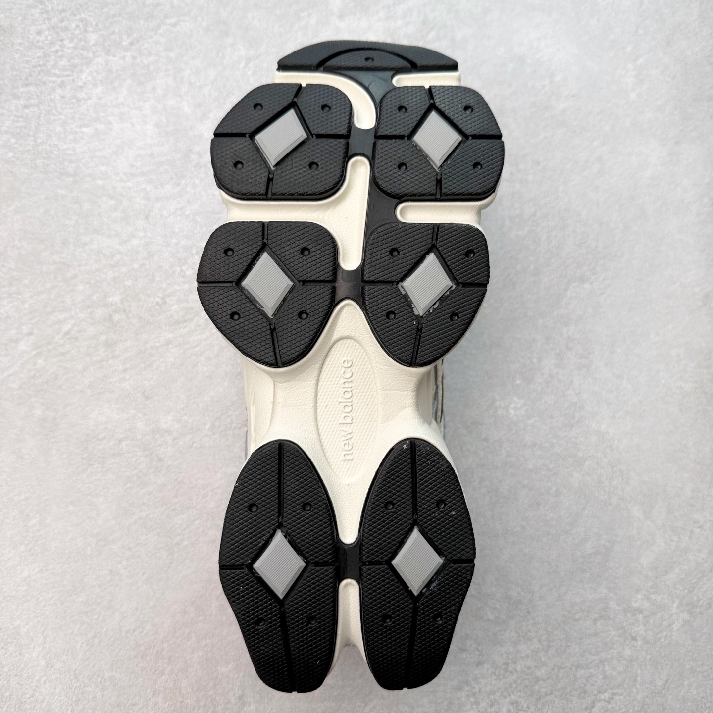 图片[9]-New Balance NB9060 复古运动鞋 新百伦又带来了新鞋型 并且是与芝加哥街头品牌 Joe Freshgoods 的联名款 鞋身主体采用了类似 990 系列的设计风格 与传统复古慢跑鞋区别不大 最大的变化就是鞋底部分 在传统设计的中底外层 增加了多个分区的模块 圆润的线条设计与我们熟悉的 New Balance 风格截然不同 但与同样充满弧形线条的鞋面搭配 看起来毫无违和感 尺码：36-45-选品中心