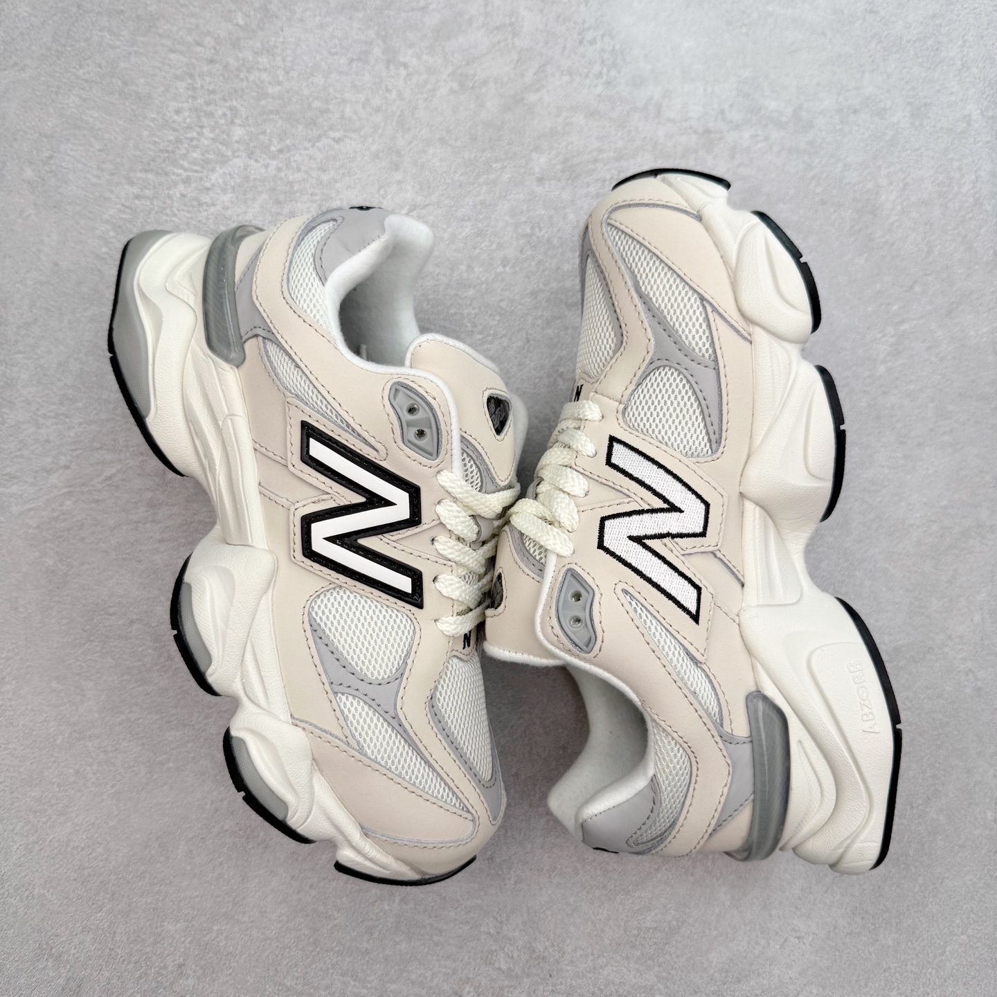 图片[3]-New Balance NB9060 复古运动鞋 新百伦又带来了新鞋型 并且是与芝加哥街头品牌 Joe Freshgoods 的联名款 鞋身主体采用了类似 990 系列的设计风格 与传统复古慢跑鞋区别不大 最大的变化就是鞋底部分 在传统设计的中底外层 增加了多个分区的模块 圆润的线条设计与我们熟悉的 New Balance 风格截然不同 但与同样充满弧形线条的鞋面搭配 看起来毫无违和感 尺码：36-45-选品中心