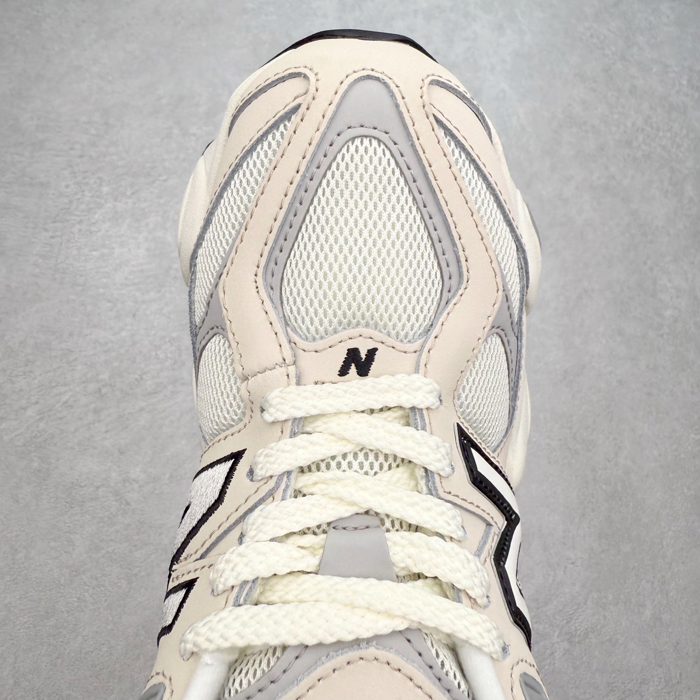 图片[4]-New Balance NB9060 复古运动鞋 新百伦又带来了新鞋型 并且是与芝加哥街头品牌 Joe Freshgoods 的联名款 鞋身主体采用了类似 990 系列的设计风格 与传统复古慢跑鞋区别不大 最大的变化就是鞋底部分 在传统设计的中底外层 增加了多个分区的模块 圆润的线条设计与我们熟悉的 New Balance 风格截然不同 但与同样充满弧形线条的鞋面搭配 看起来毫无违和感 尺码：36-45-选品中心