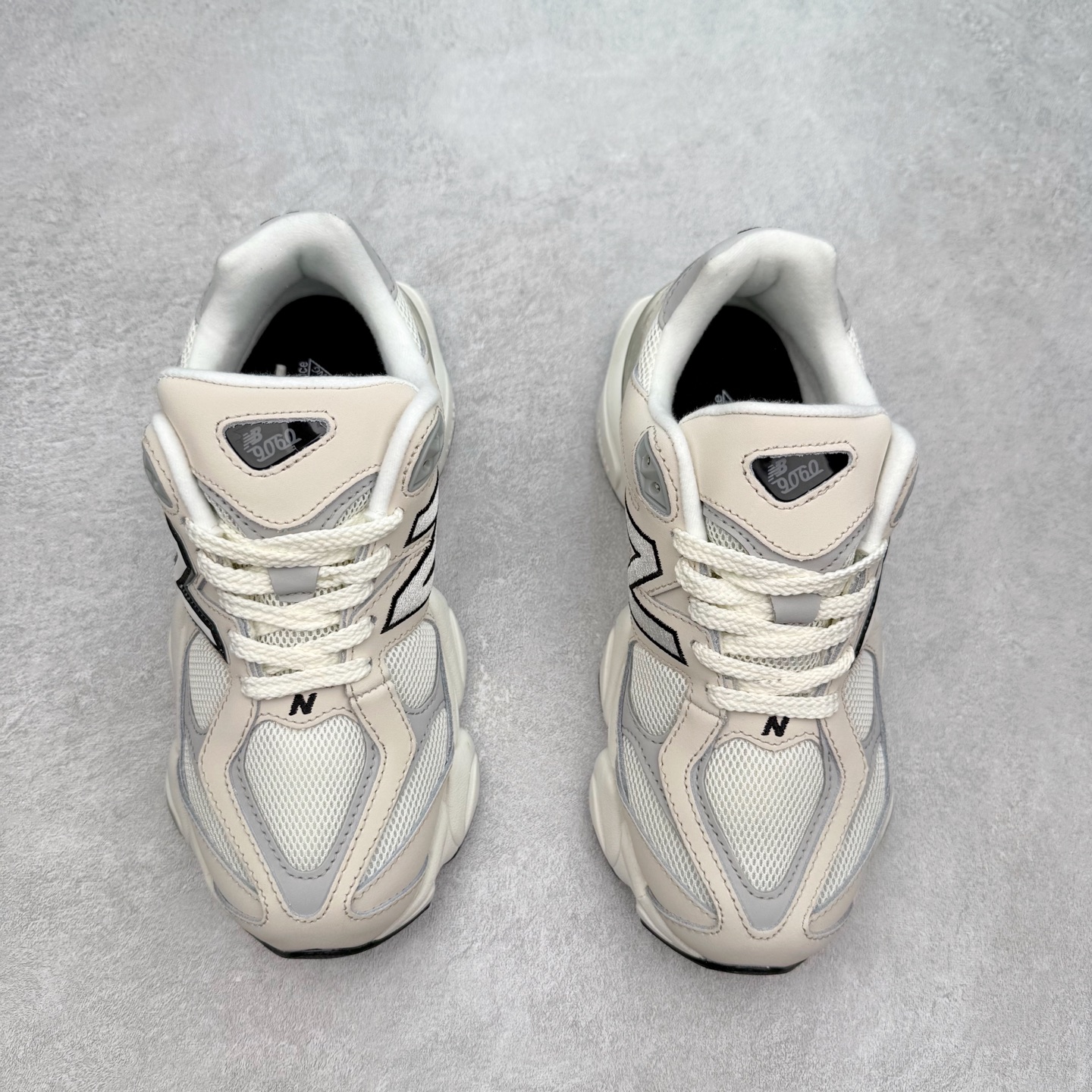 图片[2]-New Balance NB9060 复古运动鞋 新百伦又带来了新鞋型 并且是与芝加哥街头品牌 Joe Freshgoods 的联名款 鞋身主体采用了类似 990 系列的设计风格 与传统复古慢跑鞋区别不大 最大的变化就是鞋底部分 在传统设计的中底外层 增加了多个分区的模块 圆润的线条设计与我们熟悉的 New Balance 风格截然不同 但与同样充满弧形线条的鞋面搭配 看起来毫无违和感 尺码：36-45-选品中心