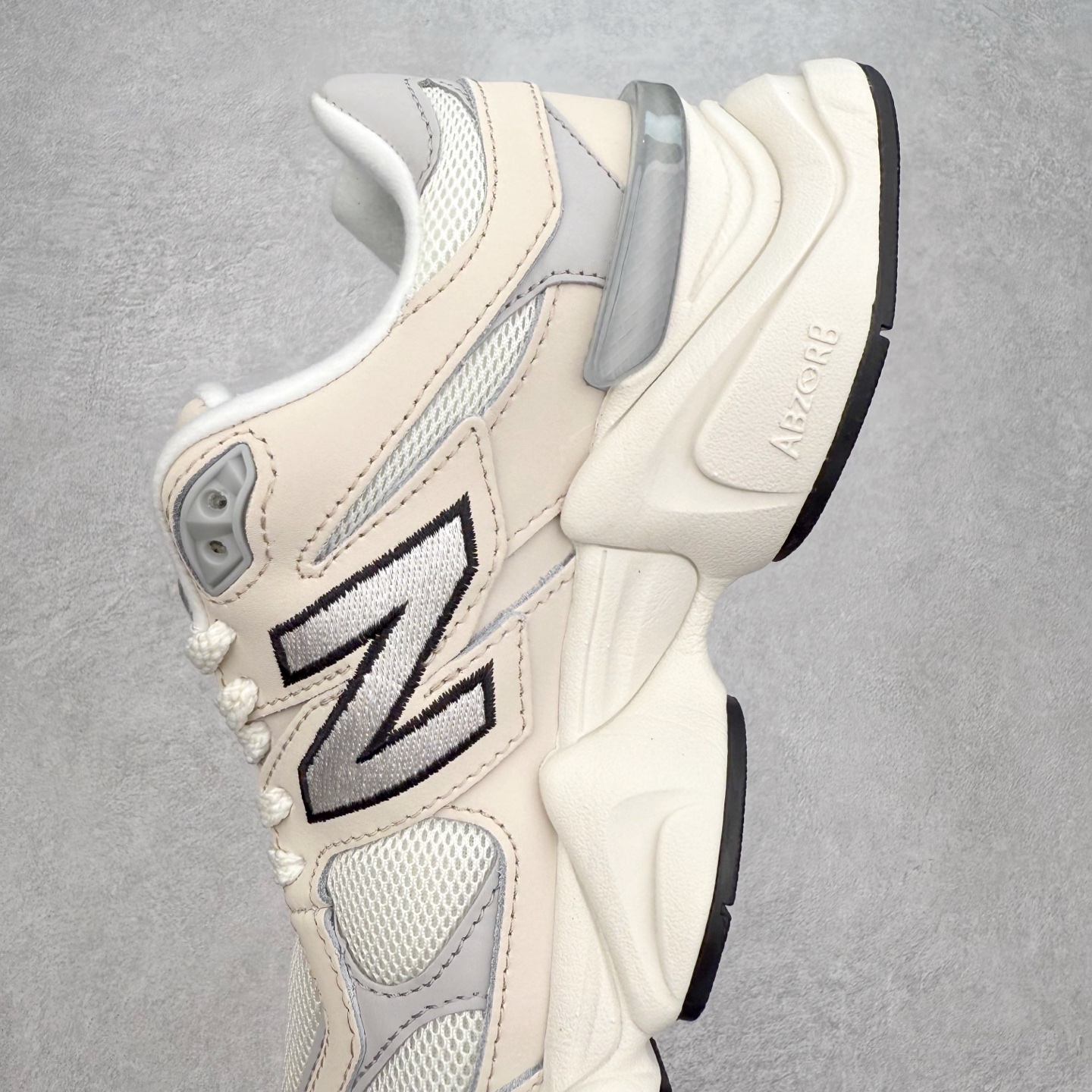 图片[7]-New Balance NB9060 复古运动鞋 新百伦又带来了新鞋型 并且是与芝加哥街头品牌 Joe Freshgoods 的联名款 鞋身主体采用了类似 990 系列的设计风格 与传统复古慢跑鞋区别不大 最大的变化就是鞋底部分 在传统设计的中底外层 增加了多个分区的模块 圆润的线条设计与我们熟悉的 New Balance 风格截然不同 但与同样充满弧形线条的鞋面搭配 看起来毫无违和感 尺码：36-45-选品中心