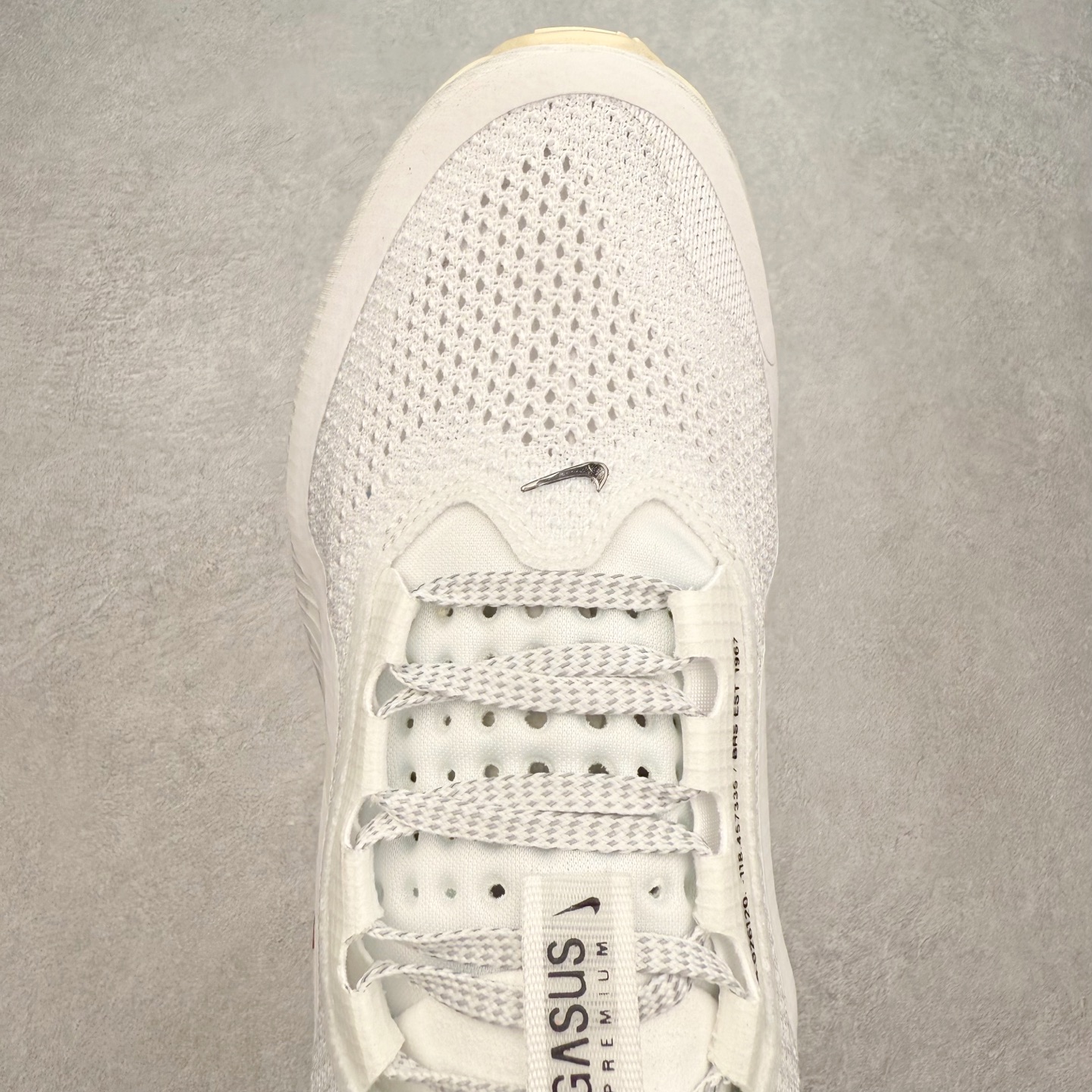 图片[4]-＃纯原 NK Pegasus Premium 飞马全掌气垫跑步运动鞋 IH7347-111 气垫的究极进化 NIKE 2025S 新王炸 • 在特有Air科技加持下，耐克带来全新Pegasus Premium。这款跑鞋在传承耐克飞马（Pegasus）系列标志性的缓震功能的同时，将首次搭载耐克的塑型可视化Air Zoom气垫单元。• 塑型Air Zoom气垫单元贴合脚部的自然轮廓，帮助跑者在从后跟到脚趾的过渡中能够有效传递力量，带来一种前所未有的轻盈、顺畅回馈体验。中底采用ZoomX泡绵，后跟则使用ReactX泡绵，为跑者提供稳定流畅的推进感。• 塑型可视化Air Zoom气垫单元和精心配置的泡绵组合，让Pegasus Premium成为耐克飞马系列中颇具能量回馈的鞋款。• 全新Pegasus Premium不仅展示了耐克势头强劲的创新周期，证明了其特有的Air科技的强大实力，更体现了耐克倾听和服务运动员的能力。尺码：36 36.5 37.5 38 38.5 39 40 40.5 41 42 42.5 43 44 44.5 45-选品中心