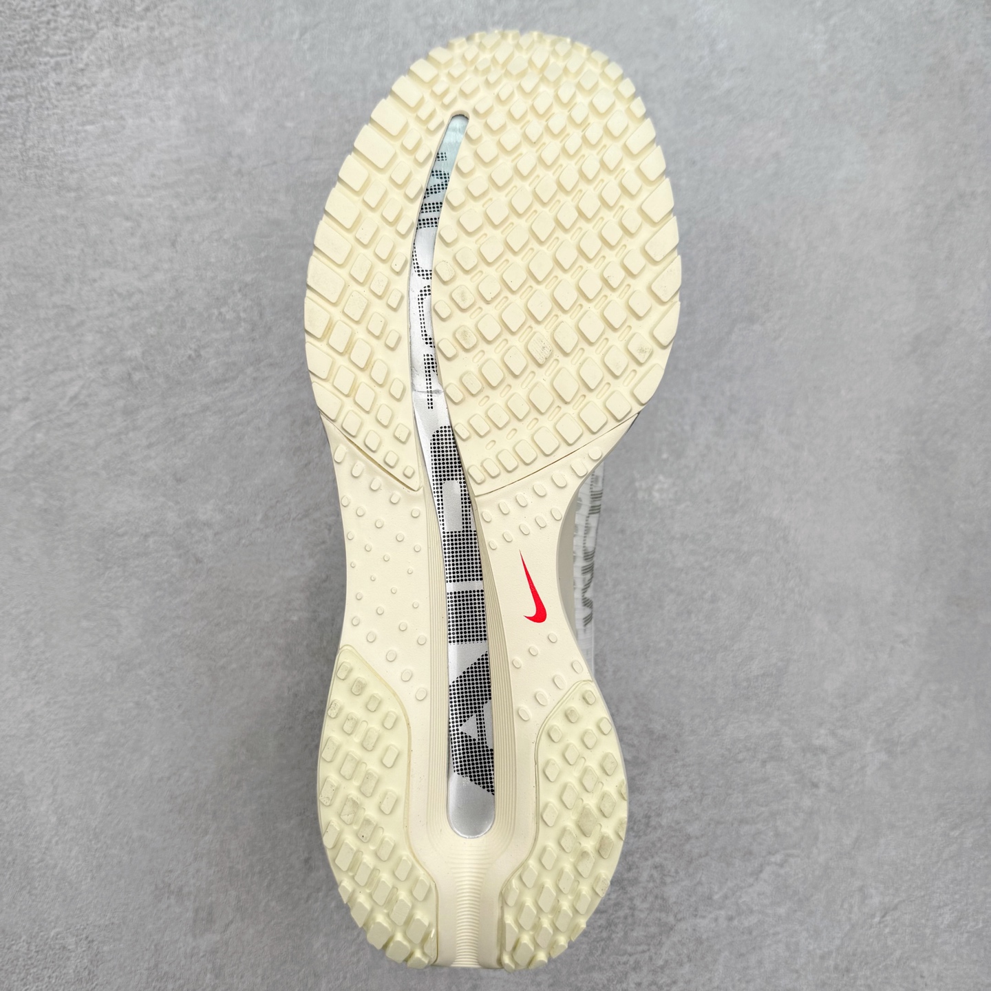 图片[9]-＃纯原 NK Pegasus Premium 飞马全掌气垫跑步运动鞋 IH7347-111 气垫的究极进化 NIKE 2025S 新王炸 • 在特有Air科技加持下，耐克带来全新Pegasus Premium。这款跑鞋在传承耐克飞马（Pegasus）系列标志性的缓震功能的同时，将首次搭载耐克的塑型可视化Air Zoom气垫单元。• 塑型Air Zoom气垫单元贴合脚部的自然轮廓，帮助跑者在从后跟到脚趾的过渡中能够有效传递力量，带来一种前所未有的轻盈、顺畅回馈体验。中底采用ZoomX泡绵，后跟则使用ReactX泡绵，为跑者提供稳定流畅的推进感。• 塑型可视化Air Zoom气垫单元和精心配置的泡绵组合，让Pegasus Premium成为耐克飞马系列中颇具能量回馈的鞋款。• 全新Pegasus Premium不仅展示了耐克势头强劲的创新周期，证明了其特有的Air科技的强大实力，更体现了耐克倾听和服务运动员的能力。尺码：36 36.5 37.5 38 38.5 39 40 40.5 41 42 42.5 43 44 44.5 45-选品中心