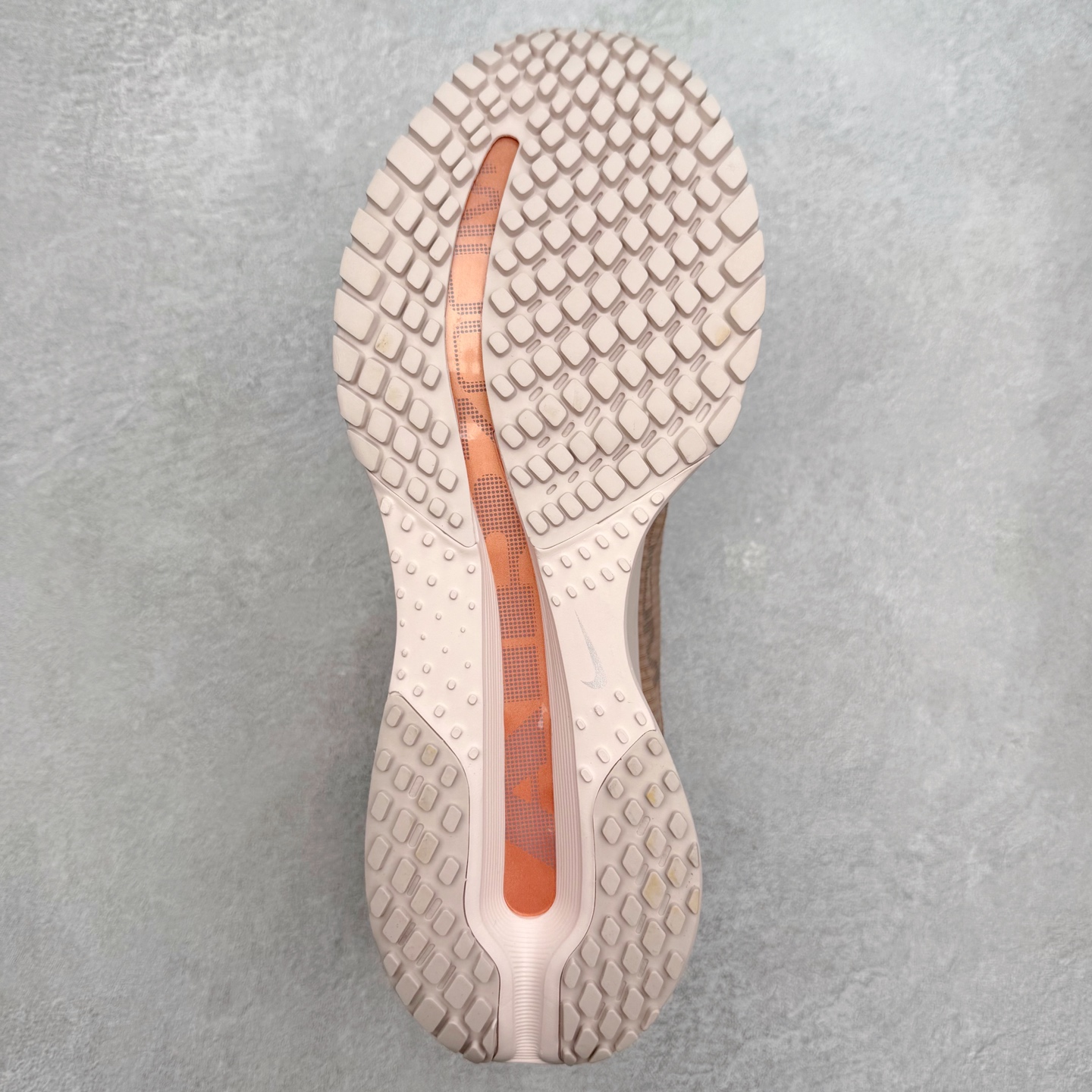 图片[9]-＃纯原 NK Pegasus Premium 飞马全掌气垫跑步运动鞋 HQ2593-603 气垫的究极进化 NIKE 2025S 新王炸 • 在特有Air科技加持下，耐克带来全新Pegasus Premium。这款跑鞋在传承耐克飞马（Pegasus）系列标志性的缓震功能的同时，将首次搭载耐克的塑型可视化Air Zoom气垫单元。• 塑型Air Zoom气垫单元贴合脚部的自然轮廓，帮助跑者在从后跟到脚趾的过渡中能够有效传递力量，带来一种前所未有的轻盈、顺畅回馈体验。中底采用ZoomX泡绵，后跟则使用ReactX泡绵，为跑者提供稳定流畅的推进感。• 塑型可视化Air Zoom气垫单元和精心配置的泡绵组合，让Pegasus Premium成为耐克飞马系列中颇具能量回馈的鞋款。• 全新Pegasus Premium不仅展示了耐克势头强劲的创新周期，证明了其特有的Air科技的强大实力，更体现了耐克倾听和服务运动员的能力。尺码：36 36.5 37.5 38 38.5 39 40 40.5 41 42 42.5 43 44 44.5 45-选品中心