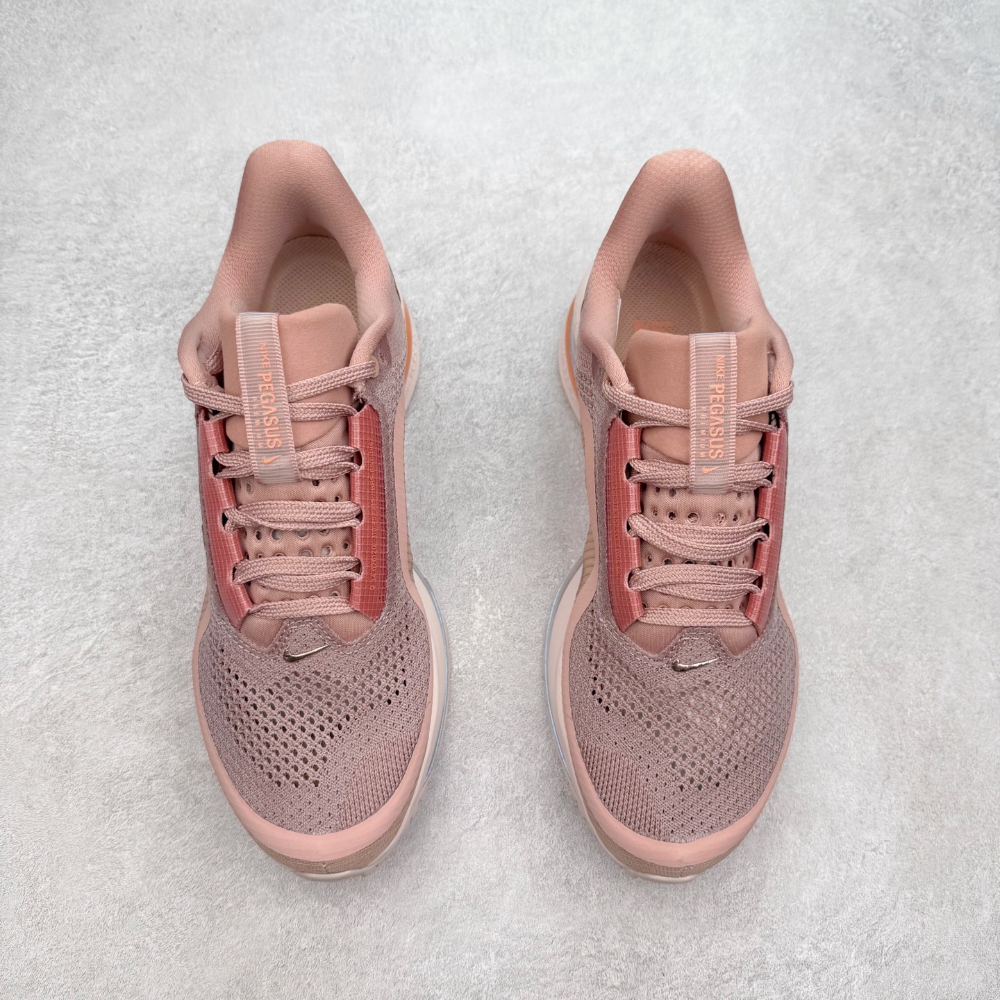 图片[2]-＃纯原 NK Pegasus Premium 飞马全掌气垫跑步运动鞋 HQ2593-603 气垫的究极进化 NIKE 2025S 新王炸 • 在特有Air科技加持下，耐克带来全新Pegasus Premium。这款跑鞋在传承耐克飞马（Pegasus）系列标志性的缓震功能的同时，将首次搭载耐克的塑型可视化Air Zoom气垫单元。• 塑型Air Zoom气垫单元贴合脚部的自然轮廓，帮助跑者在从后跟到脚趾的过渡中能够有效传递力量，带来一种前所未有的轻盈、顺畅回馈体验。中底采用ZoomX泡绵，后跟则使用ReactX泡绵，为跑者提供稳定流畅的推进感。• 塑型可视化Air Zoom气垫单元和精心配置的泡绵组合，让Pegasus Premium成为耐克飞马系列中颇具能量回馈的鞋款。• 全新Pegasus Premium不仅展示了耐克势头强劲的创新周期，证明了其特有的Air科技的强大实力，更体现了耐克倾听和服务运动员的能力。尺码：36 36.5 37.5 38 38.5 39 40 40.5 41 42 42.5 43 44 44.5 45-选品中心