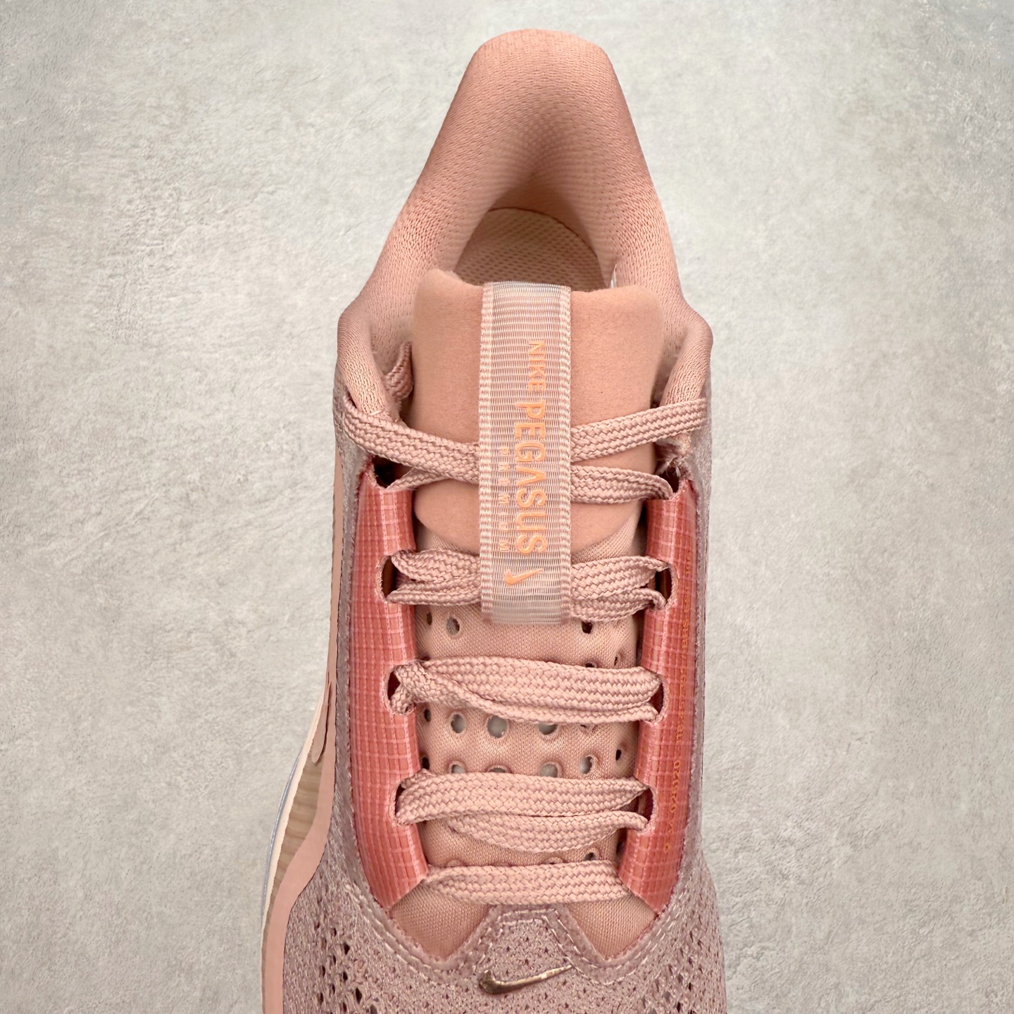 图片[5]-＃纯原 NK Pegasus Premium 飞马全掌气垫跑步运动鞋 HQ2593-603 气垫的究极进化 NIKE 2025S 新王炸 • 在特有Air科技加持下，耐克带来全新Pegasus Premium。这款跑鞋在传承耐克飞马（Pegasus）系列标志性的缓震功能的同时，将首次搭载耐克的塑型可视化Air Zoom气垫单元。• 塑型Air Zoom气垫单元贴合脚部的自然轮廓，帮助跑者在从后跟到脚趾的过渡中能够有效传递力量，带来一种前所未有的轻盈、顺畅回馈体验。中底采用ZoomX泡绵，后跟则使用ReactX泡绵，为跑者提供稳定流畅的推进感。• 塑型可视化Air Zoom气垫单元和精心配置的泡绵组合，让Pegasus Premium成为耐克飞马系列中颇具能量回馈的鞋款。• 全新Pegasus Premium不仅展示了耐克势头强劲的创新周期，证明了其特有的Air科技的强大实力，更体现了耐克倾听和服务运动员的能力。尺码：36 36.5 37.5 38 38.5 39 40 40.5 41 42 42.5 43 44 44.5 45-选品中心