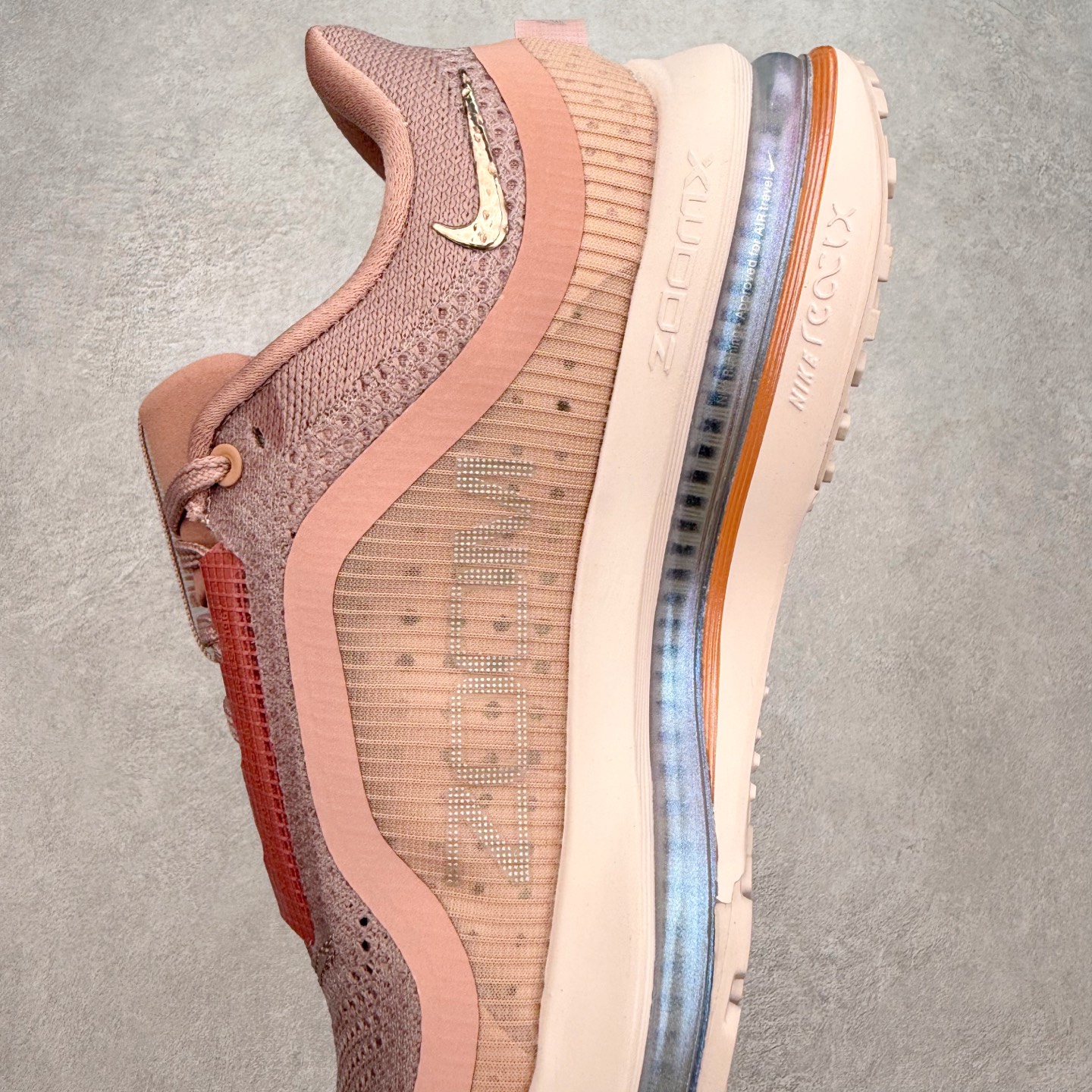 图片[7]-＃纯原 NK Pegasus Premium 飞马全掌气垫跑步运动鞋 HQ2593-603 气垫的究极进化 NIKE 2025S 新王炸 • 在特有Air科技加持下，耐克带来全新Pegasus Premium。这款跑鞋在传承耐克飞马（Pegasus）系列标志性的缓震功能的同时，将首次搭载耐克的塑型可视化Air Zoom气垫单元。• 塑型Air Zoom气垫单元贴合脚部的自然轮廓，帮助跑者在从后跟到脚趾的过渡中能够有效传递力量，带来一种前所未有的轻盈、顺畅回馈体验。中底采用ZoomX泡绵，后跟则使用ReactX泡绵，为跑者提供稳定流畅的推进感。• 塑型可视化Air Zoom气垫单元和精心配置的泡绵组合，让Pegasus Premium成为耐克飞马系列中颇具能量回馈的鞋款。• 全新Pegasus Premium不仅展示了耐克势头强劲的创新周期，证明了其特有的Air科技的强大实力，更体现了耐克倾听和服务运动员的能力。尺码：36 36.5 37.5 38 38.5 39 40 40.5 41 42 42.5 43 44 44.5 45-选品中心