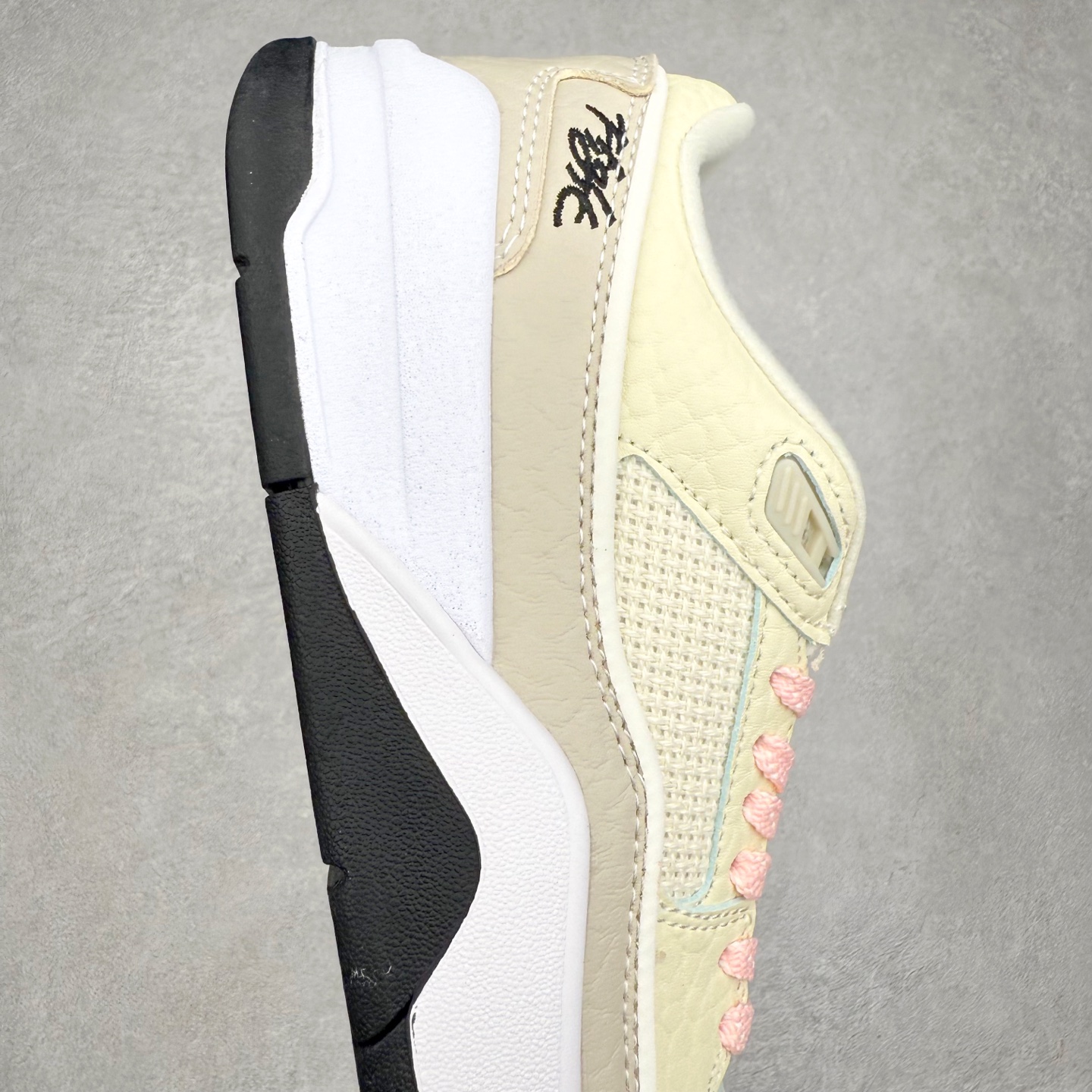 图片[6]-Air Jordan AJ Flight Court 乔丹低帮复古篮球鞋 IH4105-113 设计简约又不失复古韵味鞋内的鞋垫柔软且有弹性 能够很好地缓冲落地时的冲击力鞋面的材质贴合脚部 鞋底的纹路设计合理 抓地力很强 尺码： 36 36.5 37.5 38 38.5 39 40 40.5 41 42 42.5 43 44 45 46 47 47.5-选品中心