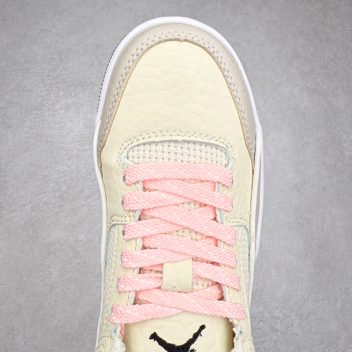 图片[4]-Air Jordan AJ Flight Court 乔丹低帮复古篮球鞋 IH4105-113 设计简约又不失复古韵味鞋内的鞋垫柔软且有弹性 能够很好地缓冲落地时的冲击力鞋面的材质贴合脚部 鞋底的纹路设计合理 抓地力很强 尺码： 36 36.5 37.5 38 38.5 39 40 40.5 41 42 42.5 43 44 45 46 47 47.5-选品中心