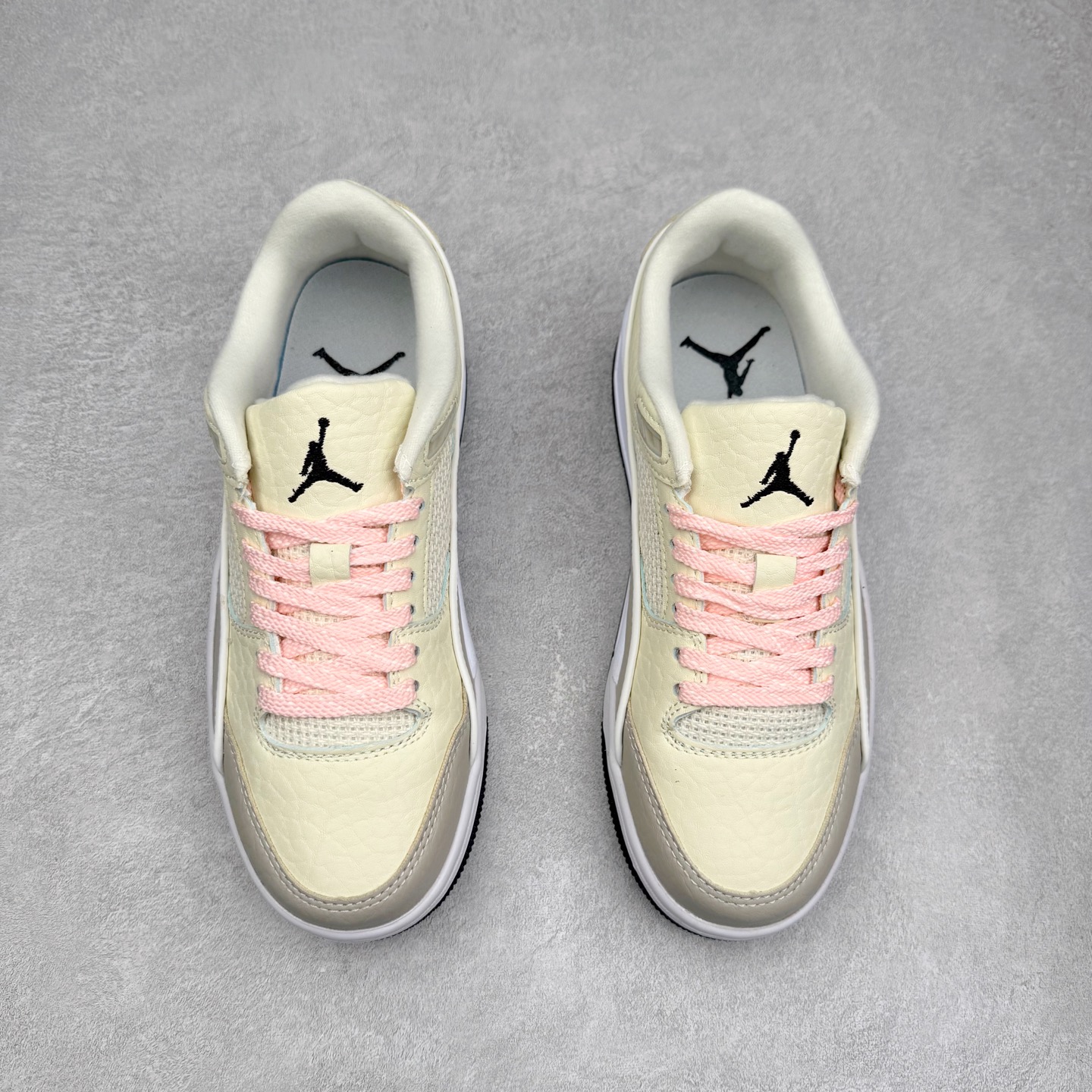 图片[2]-Air Jordan AJ Flight Court 乔丹低帮复古篮球鞋 IH4105-113 设计简约又不失复古韵味鞋内的鞋垫柔软且有弹性 能够很好地缓冲落地时的冲击力鞋面的材质贴合脚部 鞋底的纹路设计合理 抓地力很强 尺码： 36 36.5 37.5 38 38.5 39 40 40.5 41 42 42.5 43 44 45 46 47 47.5-选品中心