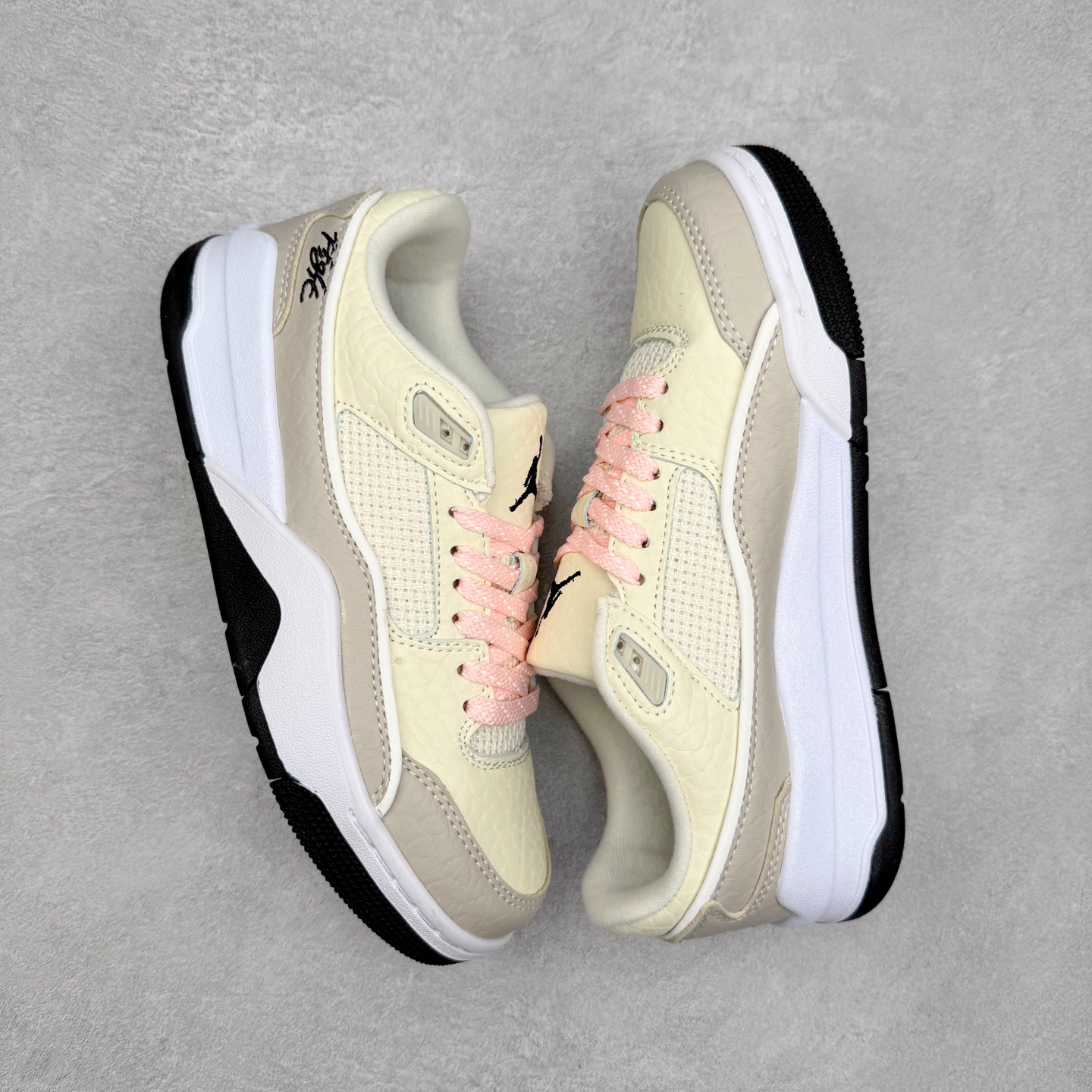 图片[3]-Air Jordan AJ Flight Court 乔丹低帮复古篮球鞋 IH4105-113 设计简约又不失复古韵味鞋内的鞋垫柔软且有弹性 能够很好地缓冲落地时的冲击力鞋面的材质贴合脚部 鞋底的纹路设计合理 抓地力很强 尺码： 36 36.5 37.5 38 38.5 39 40 40.5 41 42 42.5 43 44 45 46 47 47.5-选品中心