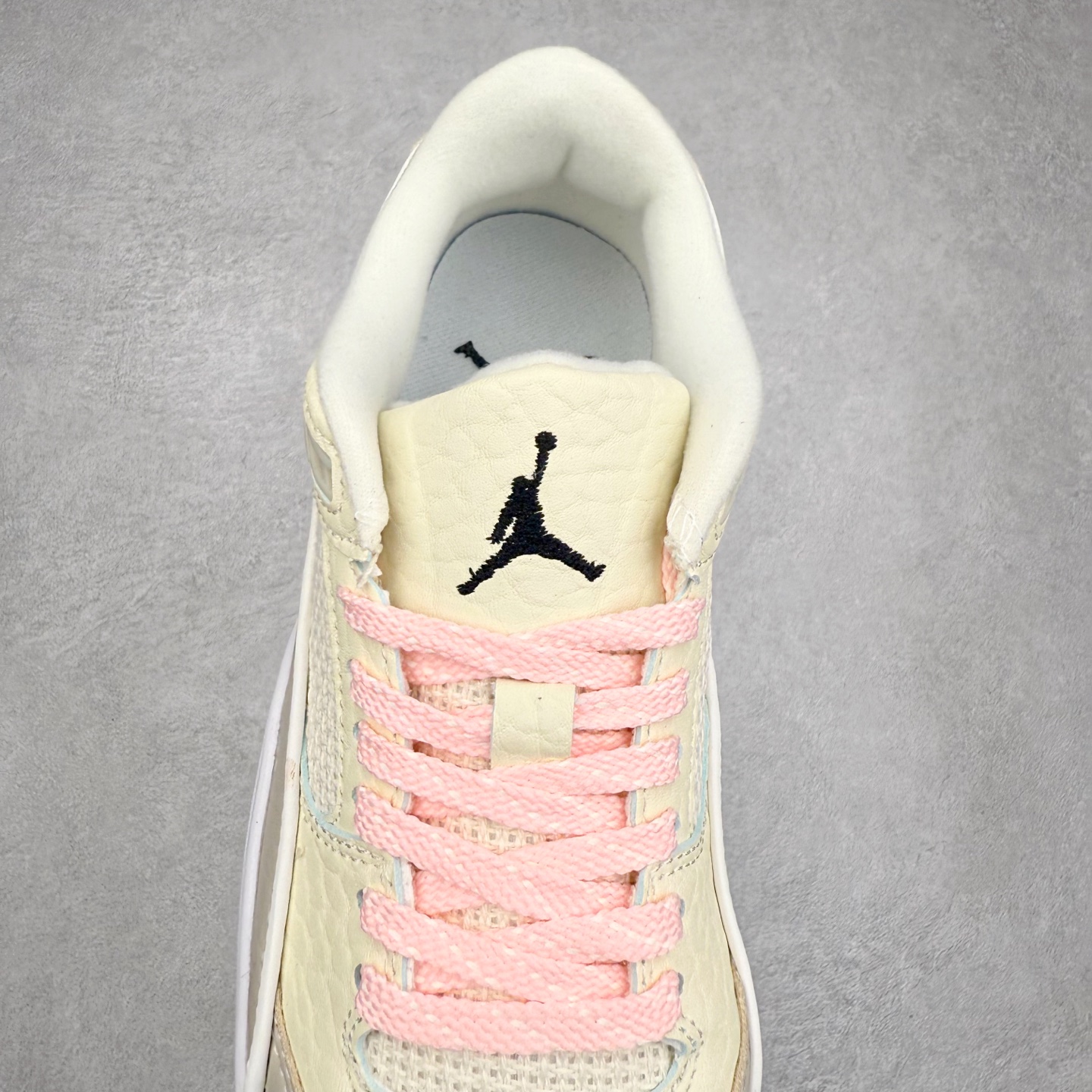 图片[5]-Air Jordan AJ Flight Court 乔丹低帮复古篮球鞋 IH4105-113 设计简约又不失复古韵味鞋内的鞋垫柔软且有弹性 能够很好地缓冲落地时的冲击力鞋面的材质贴合脚部 鞋底的纹路设计合理 抓地力很强 尺码： 36 36.5 37.5 38 38.5 39 40 40.5 41 42 42.5 43 44 45 46 47 47.5-选品中心
