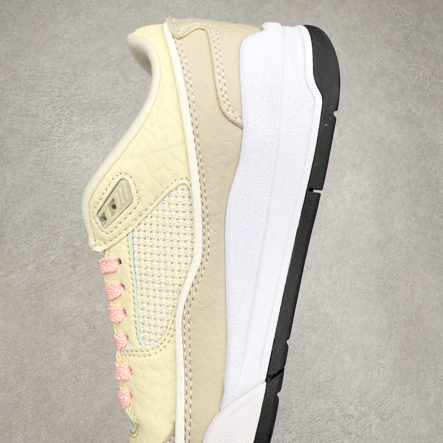 图片[7]-Air Jordan AJ Flight Court 乔丹低帮复古篮球鞋 IH4105-113 设计简约又不失复古韵味鞋内的鞋垫柔软且有弹性 能够很好地缓冲落地时的冲击力鞋面的材质贴合脚部 鞋底的纹路设计合理 抓地力很强 尺码： 36 36.5 37.5 38 38.5 39 40 40.5 41 42 42.5 43 44 45 46 47 47.5-选品中心