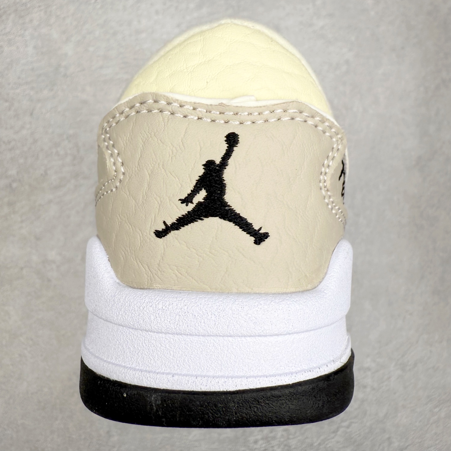图片[8]-Air Jordan AJ Flight Court 乔丹低帮复古篮球鞋 IH4105-113 设计简约又不失复古韵味鞋内的鞋垫柔软且有弹性 能够很好地缓冲落地时的冲击力鞋面的材质贴合脚部 鞋底的纹路设计合理 抓地力很强 尺码： 36 36.5 37.5 38 38.5 39 40 40.5 41 42 42.5 43 44 45 46 47 47.5-选品中心