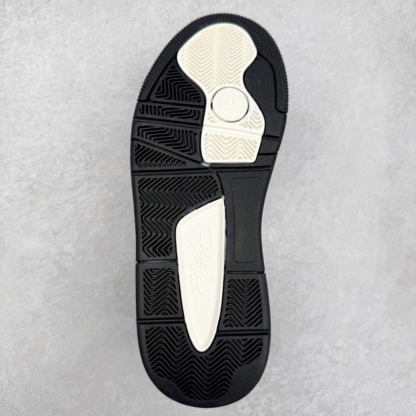 图片[9]-Air Jordan AJ Flight Court 乔丹低帮复古篮球鞋 IH4105-113 设计简约又不失复古韵味鞋内的鞋垫柔软且有弹性 能够很好地缓冲落地时的冲击力鞋面的材质贴合脚部 鞋底的纹路设计合理 抓地力很强 尺码： 36 36.5 37.5 38 38.5 39 40 40.5 41 42 42.5 43 44 45 46 47 47.5-选品中心