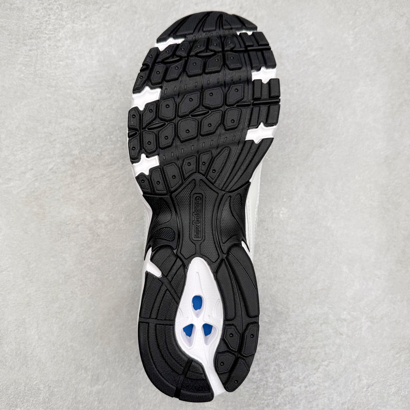 图片[9]-＃DT纯原 New Balance MR740 NB新百伦系列复古老爹风休闲运动慢跑鞋 采用轻质牛剖革拼接透气网眼衬垫织物鞋面材质 T-Beam大底提供足步弓支撑 保持步态稳定#后跟搭载外露缓震胶 鞋身整体以各种深浅不一的灰色覆盖 鞋头以淡蓝色调装饰，网眼衬垫通过不规律的色块实现做旧的美感 泛黄的鞋底更是进一步增添了复古气息 尺码：36 37 37.5 38 38.5 39.5 40 40.5 41.5 42 42.5 43 44 44.5 45-选品中心