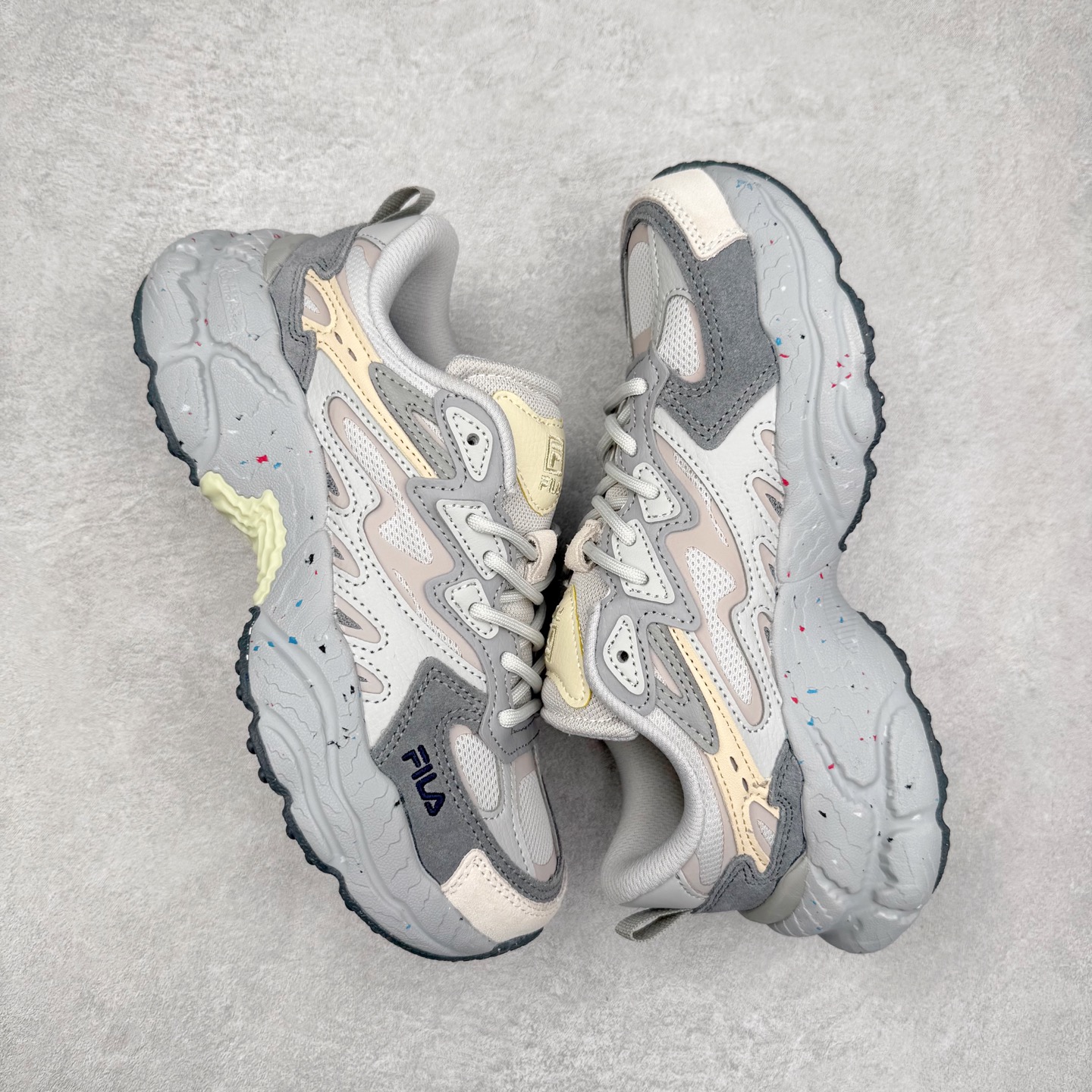 图片[3]-＃DT FILA Fern SO 斐乐摩登系列蕨草鞋运动潮流个性舒适柔软设计感 减震耐磨低帮生活休闲鞋 FUSION 系列传承了 FILA 的百年基因，融入年轻运动及潮流文化，成为引领变革、创新突破的一代。以“1+N” 的跨界合作模式重现经典的同时创造经典。带来最出其不意的跨界合作惊喜。同时，FILAFUSION把FILA 的 DNA 融入到定制体验里，你可以随心制造厲于你的产品。FILA FUSION 的鞋家族涵盖了老爹鞋、跑步鞋、网球鞋、季节款。风格复古新潮，满足了时尚人士出行及各类运动的搭配需求，成为当下年轻人筷拥的鞋类品牌之一。FILA FUSION 走进年轻人的世界，通过年轻人运动，街舞，滑板，篮球，展现 FILA FUSION 的潮流态度和年轻文化。FILA FUSION 认为末来属于引领变革、创新突破的年轻一代，让我们一起构成 FILA 未来的蓝图吧！尺码：35.5 36 36.5 37.5 38 38.5 39 40 40.5 41 42 42.5 43 44 44.5 45-选品中心