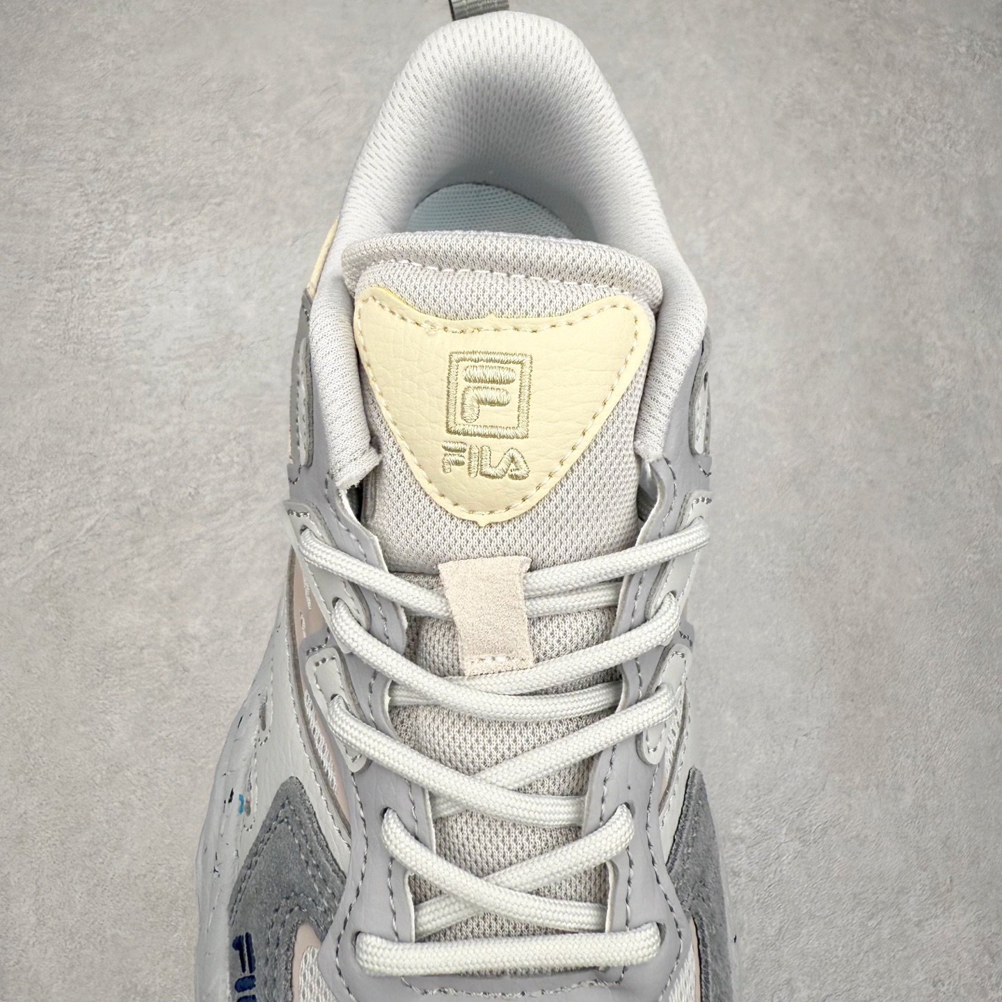 图片[5]-＃DT FILA Fern SO 斐乐摩登系列蕨草鞋运动潮流个性舒适柔软设计感 减震耐磨低帮生活休闲鞋 FUSION 系列传承了 FILA 的百年基因，融入年轻运动及潮流文化，成为引领变革、创新突破的一代。以“1+N” 的跨界合作模式重现经典的同时创造经典。带来最出其不意的跨界合作惊喜。同时，FILAFUSION把FILA 的 DNA 融入到定制体验里，你可以随心制造厲于你的产品。FILA FUSION 的鞋家族涵盖了老爹鞋、跑步鞋、网球鞋、季节款。风格复古新潮，满足了时尚人士出行及各类运动的搭配需求，成为当下年轻人筷拥的鞋类品牌之一。FILA FUSION 走进年轻人的世界，通过年轻人运动，街舞，滑板，篮球，展现 FILA FUSION 的潮流态度和年轻文化。FILA FUSION 认为末来属于引领变革、创新突破的年轻一代，让我们一起构成 FILA 未来的蓝图吧！尺码：35.5 36 36.5 37.5 38 38.5 39 40 40.5 41 42 42.5 43 44 44.5 45-选品中心