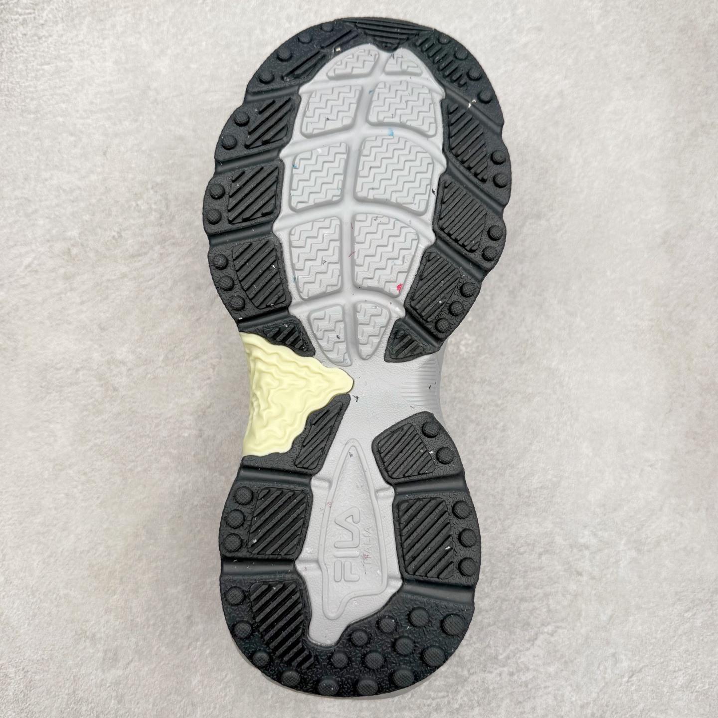 图片[9]-＃DT FILA Fern SO 斐乐摩登系列蕨草鞋运动潮流个性舒适柔软设计感 减震耐磨低帮生活休闲鞋 FUSION 系列传承了 FILA 的百年基因，融入年轻运动及潮流文化，成为引领变革、创新突破的一代。以“1+N” 的跨界合作模式重现经典的同时创造经典。带来最出其不意的跨界合作惊喜。同时，FILAFUSION把FILA 的 DNA 融入到定制体验里，你可以随心制造厲于你的产品。FILA FUSION 的鞋家族涵盖了老爹鞋、跑步鞋、网球鞋、季节款。风格复古新潮，满足了时尚人士出行及各类运动的搭配需求，成为当下年轻人筷拥的鞋类品牌之一。FILA FUSION 走进年轻人的世界，通过年轻人运动，街舞，滑板，篮球，展现 FILA FUSION 的潮流态度和年轻文化。FILA FUSION 认为末来属于引领变革、创新突破的年轻一代，让我们一起构成 FILA 未来的蓝图吧！尺码：35.5 36 36.5 37.5 38 38.5 39 40 40.5 41 42 42.5 43 44 44.5 45-选品中心