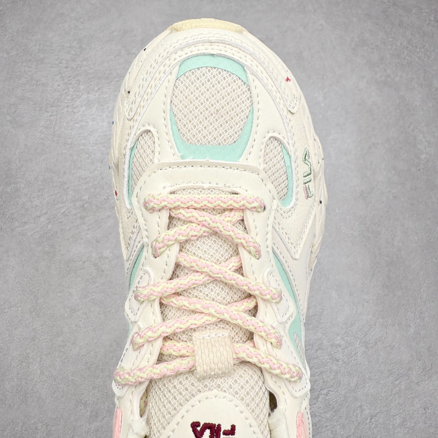 图片[4]-＃DT FILA Fern SO 斐乐摩登系列蕨草鞋运动潮流个性舒适柔软设计感 减震耐磨低帮生活休闲鞋 FUSION 系列传承了 FILA 的百年基因，融入年轻运动及潮流文化，成为引领变革、创新突破的一代。以“1+N” 的跨界合作模式重现经典的同时创造经典。带来最出其不意的跨界合作惊喜。同时，FILAFUSION把FILA 的 DNA 融入到定制体验里，你可以随心制造厲于你的产品。FILA FUSION 的鞋家族涵盖了老爹鞋、跑步鞋、网球鞋、季节款。风格复古新潮，满足了时尚人士出行及各类运动的搭配需求，成为当下年轻人筷拥的鞋类品牌之一。FILA FUSION 走进年轻人的世界，通过年轻人运动，街舞，滑板，篮球，展现 FILA FUSION 的潮流态度和年轻文化。FILA FUSION 认为末来属于引领变革、创新突破的年轻一代，让我们一起构成 FILA 未来的蓝图吧！尺码：35.5 36 36.5 37.5 38 38.5 39 40 40.5 41 42 42.5 43 44 44.5 45-选品中心