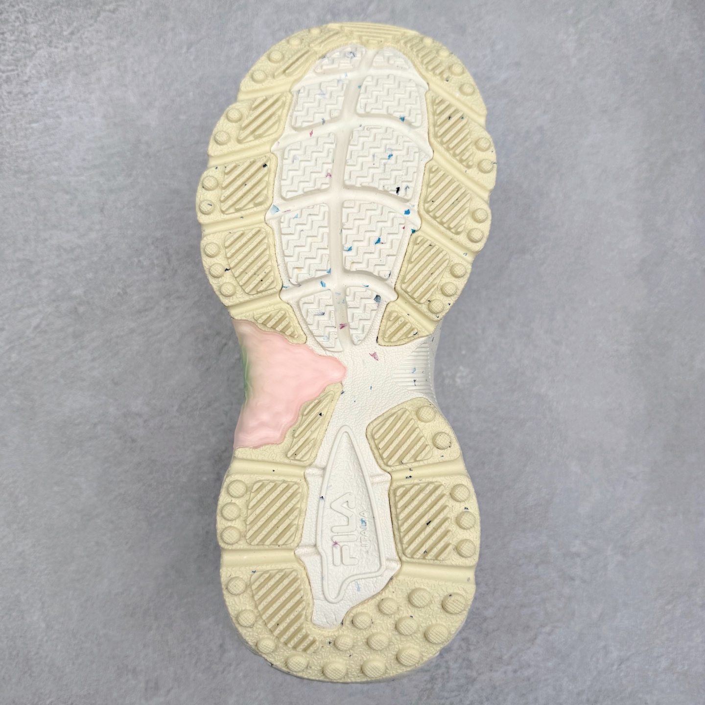 图片[9]-＃DT FILA Fern SO 斐乐摩登系列蕨草鞋运动潮流个性舒适柔软设计感 减震耐磨低帮生活休闲鞋 FUSION 系列传承了 FILA 的百年基因，融入年轻运动及潮流文化，成为引领变革、创新突破的一代。以“1+N” 的跨界合作模式重现经典的同时创造经典。带来最出其不意的跨界合作惊喜。同时，FILAFUSION把FILA 的 DNA 融入到定制体验里，你可以随心制造厲于你的产品。FILA FUSION 的鞋家族涵盖了老爹鞋、跑步鞋、网球鞋、季节款。风格复古新潮，满足了时尚人士出行及各类运动的搭配需求，成为当下年轻人筷拥的鞋类品牌之一。FILA FUSION 走进年轻人的世界，通过年轻人运动，街舞，滑板，篮球，展现 FILA FUSION 的潮流态度和年轻文化。FILA FUSION 认为末来属于引领变革、创新突破的年轻一代，让我们一起构成 FILA 未来的蓝图吧！尺码：35.5 36 36.5 37.5 38 38.5 39 40 40.5 41 42 42.5 43 44 44.5 45-选品中心