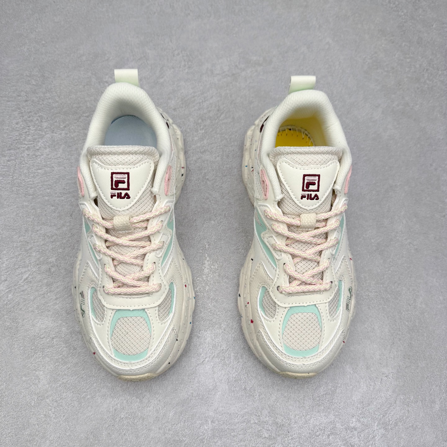 图片[2]-＃DT FILA Fern SO 斐乐摩登系列蕨草鞋运动潮流个性舒适柔软设计感 减震耐磨低帮生活休闲鞋 FUSION 系列传承了 FILA 的百年基因，融入年轻运动及潮流文化，成为引领变革、创新突破的一代。以“1+N” 的跨界合作模式重现经典的同时创造经典。带来最出其不意的跨界合作惊喜。同时，FILAFUSION把FILA 的 DNA 融入到定制体验里，你可以随心制造厲于你的产品。FILA FUSION 的鞋家族涵盖了老爹鞋、跑步鞋、网球鞋、季节款。风格复古新潮，满足了时尚人士出行及各类运动的搭配需求，成为当下年轻人筷拥的鞋类品牌之一。FILA FUSION 走进年轻人的世界，通过年轻人运动，街舞，滑板，篮球，展现 FILA FUSION 的潮流态度和年轻文化。FILA FUSION 认为末来属于引领变革、创新突破的年轻一代，让我们一起构成 FILA 未来的蓝图吧！尺码：35.5 36 36.5 37.5 38 38.5 39 40 40.5 41 42 42.5 43 44 44.5 45-选品中心