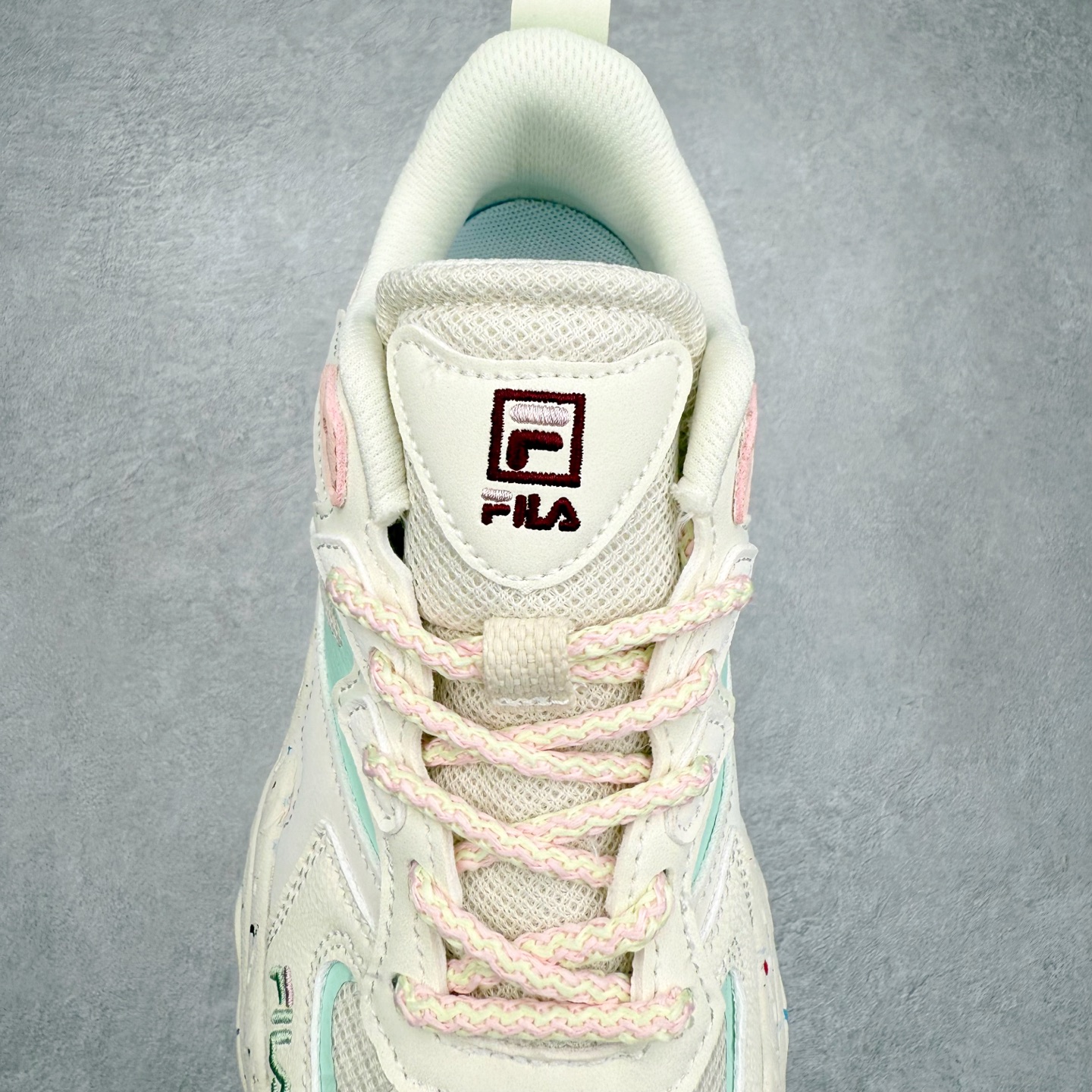 图片[5]-＃DT FILA Fern SO 斐乐摩登系列蕨草鞋运动潮流个性舒适柔软设计感 减震耐磨低帮生活休闲鞋 FUSION 系列传承了 FILA 的百年基因，融入年轻运动及潮流文化，成为引领变革、创新突破的一代。以“1+N” 的跨界合作模式重现经典的同时创造经典。带来最出其不意的跨界合作惊喜。同时，FILAFUSION把FILA 的 DNA 融入到定制体验里，你可以随心制造厲于你的产品。FILA FUSION 的鞋家族涵盖了老爹鞋、跑步鞋、网球鞋、季节款。风格复古新潮，满足了时尚人士出行及各类运动的搭配需求，成为当下年轻人筷拥的鞋类品牌之一。FILA FUSION 走进年轻人的世界，通过年轻人运动，街舞，滑板，篮球，展现 FILA FUSION 的潮流态度和年轻文化。FILA FUSION 认为末来属于引领变革、创新突破的年轻一代，让我们一起构成 FILA 未来的蓝图吧！尺码：35.5 36 36.5 37.5 38 38.5 39 40 40.5 41 42 42.5 43 44 44.5 45-选品中心