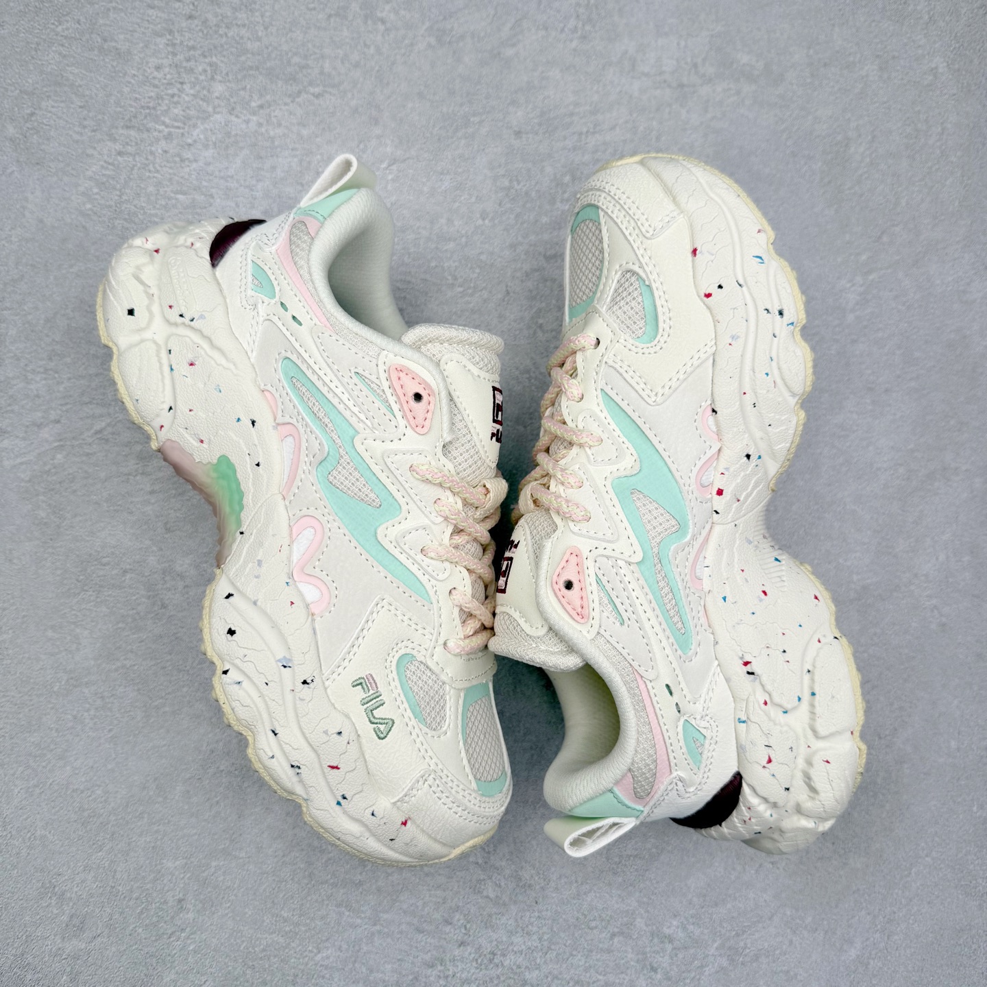 图片[3]-＃DT FILA Fern SO 斐乐摩登系列蕨草鞋运动潮流个性舒适柔软设计感 减震耐磨低帮生活休闲鞋 FUSION 系列传承了 FILA 的百年基因，融入年轻运动及潮流文化，成为引领变革、创新突破的一代。以“1+N” 的跨界合作模式重现经典的同时创造经典。带来最出其不意的跨界合作惊喜。同时，FILAFUSION把FILA 的 DNA 融入到定制体验里，你可以随心制造厲于你的产品。FILA FUSION 的鞋家族涵盖了老爹鞋、跑步鞋、网球鞋、季节款。风格复古新潮，满足了时尚人士出行及各类运动的搭配需求，成为当下年轻人筷拥的鞋类品牌之一。FILA FUSION 走进年轻人的世界，通过年轻人运动，街舞，滑板，篮球，展现 FILA FUSION 的潮流态度和年轻文化。FILA FUSION 认为末来属于引领变革、创新突破的年轻一代，让我们一起构成 FILA 未来的蓝图吧！尺码：35.5 36 36.5 37.5 38 38.5 39 40 40.5 41 42 42.5 43 44 44.5 45-选品中心