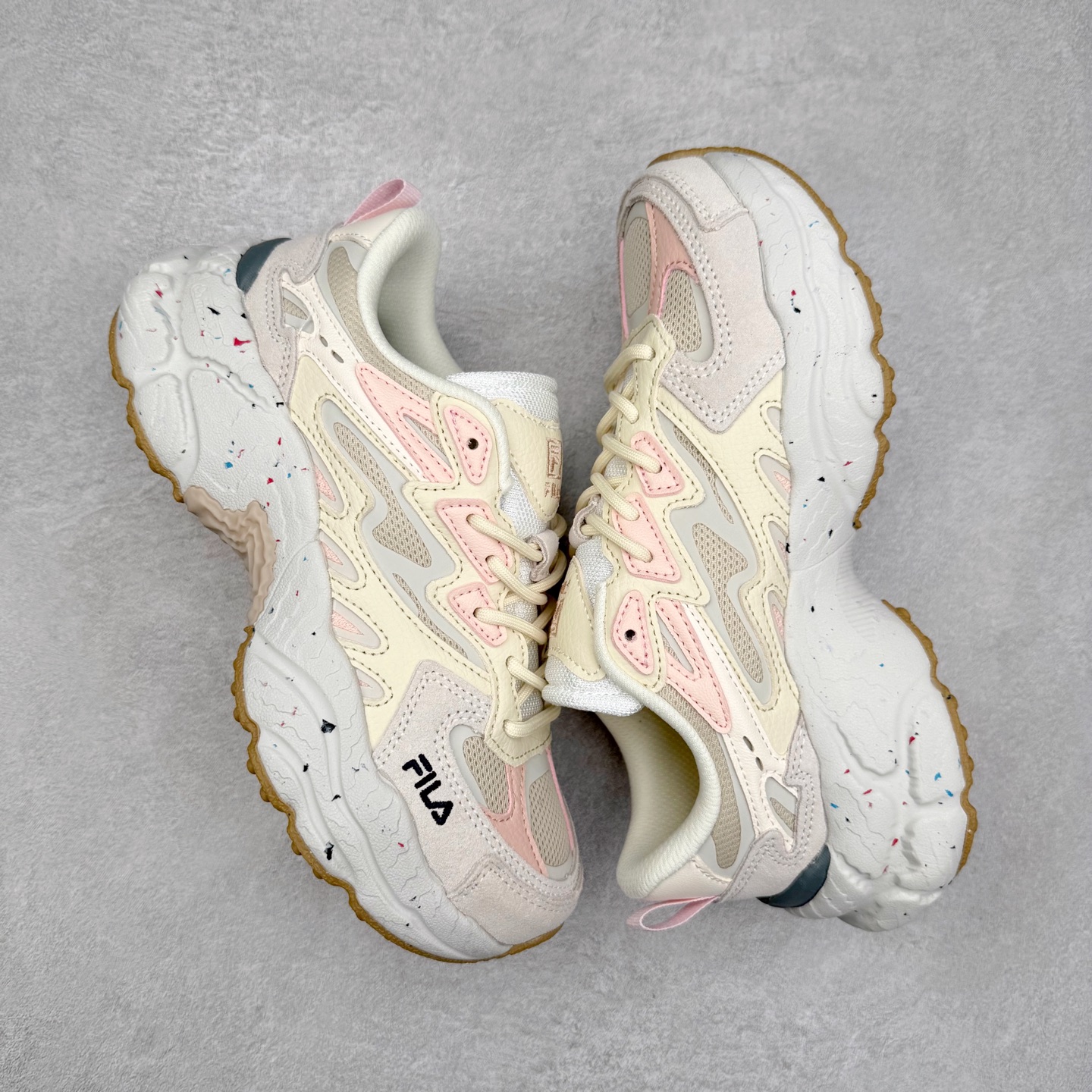 图片[3]-＃DT FILA Fern SO 斐乐摩登系列蕨草鞋运动潮流个性舒适柔软设计感 减震耐磨低帮生活休闲鞋 FUSION 系列传承了 FILA 的百年基因，融入年轻运动及潮流文化，成为引领变革、创新突破的一代。以“1+N” 的跨界合作模式重现经典的同时创造经典。带来最出其不意的跨界合作惊喜。同时，FILAFUSION把FILA 的 DNA 融入到定制体验里，你可以随心制造厲于你的产品。FILA FUSION 的鞋家族涵盖了老爹鞋、跑步鞋、网球鞋、季节款。风格复古新潮，满足了时尚人士出行及各类运动的搭配需求，成为当下年轻人筷拥的鞋类品牌之一。FILA FUSION 走进年轻人的世界，通过年轻人运动，街舞，滑板，篮球，展现 FILA FUSION 的潮流态度和年轻文化。FILA FUSION 认为末来属于引领变革、创新突破的年轻一代，让我们一起构成 FILA 未来的蓝图吧！尺码：35.5 36 36.5 37.5 38 38.5 39 40 40.5 41 42 42.5 43 44 44.5 45-选品中心