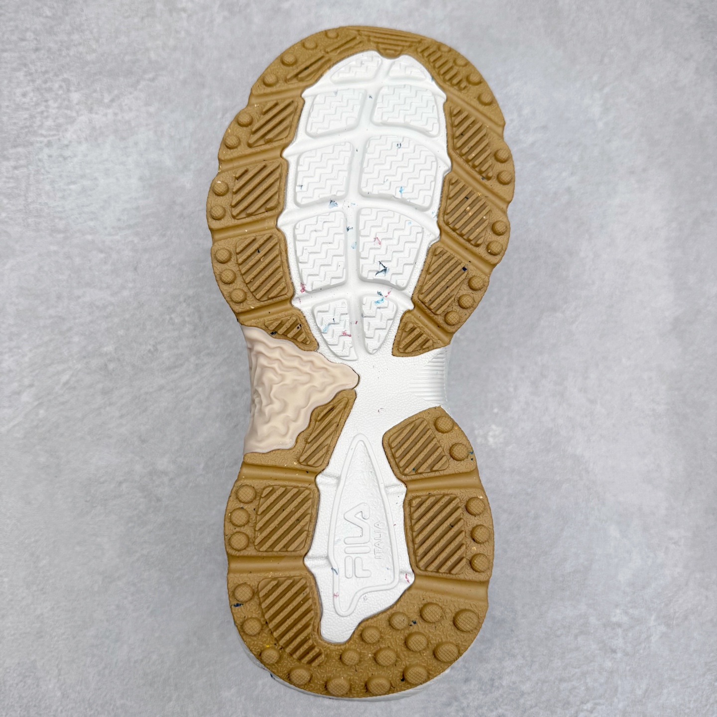 图片[9]-＃DT FILA Fern SO 斐乐摩登系列蕨草鞋运动潮流个性舒适柔软设计感 减震耐磨低帮生活休闲鞋 FUSION 系列传承了 FILA 的百年基因，融入年轻运动及潮流文化，成为引领变革、创新突破的一代。以“1+N” 的跨界合作模式重现经典的同时创造经典。带来最出其不意的跨界合作惊喜。同时，FILAFUSION把FILA 的 DNA 融入到定制体验里，你可以随心制造厲于你的产品。FILA FUSION 的鞋家族涵盖了老爹鞋、跑步鞋、网球鞋、季节款。风格复古新潮，满足了时尚人士出行及各类运动的搭配需求，成为当下年轻人筷拥的鞋类品牌之一。FILA FUSION 走进年轻人的世界，通过年轻人运动，街舞，滑板，篮球，展现 FILA FUSION 的潮流态度和年轻文化。FILA FUSION 认为末来属于引领变革、创新突破的年轻一代，让我们一起构成 FILA 未来的蓝图吧！尺码：35.5 36 36.5 37.5 38 38.5 39 40 40.5 41 42 42.5 43 44 44.5 45-选品中心