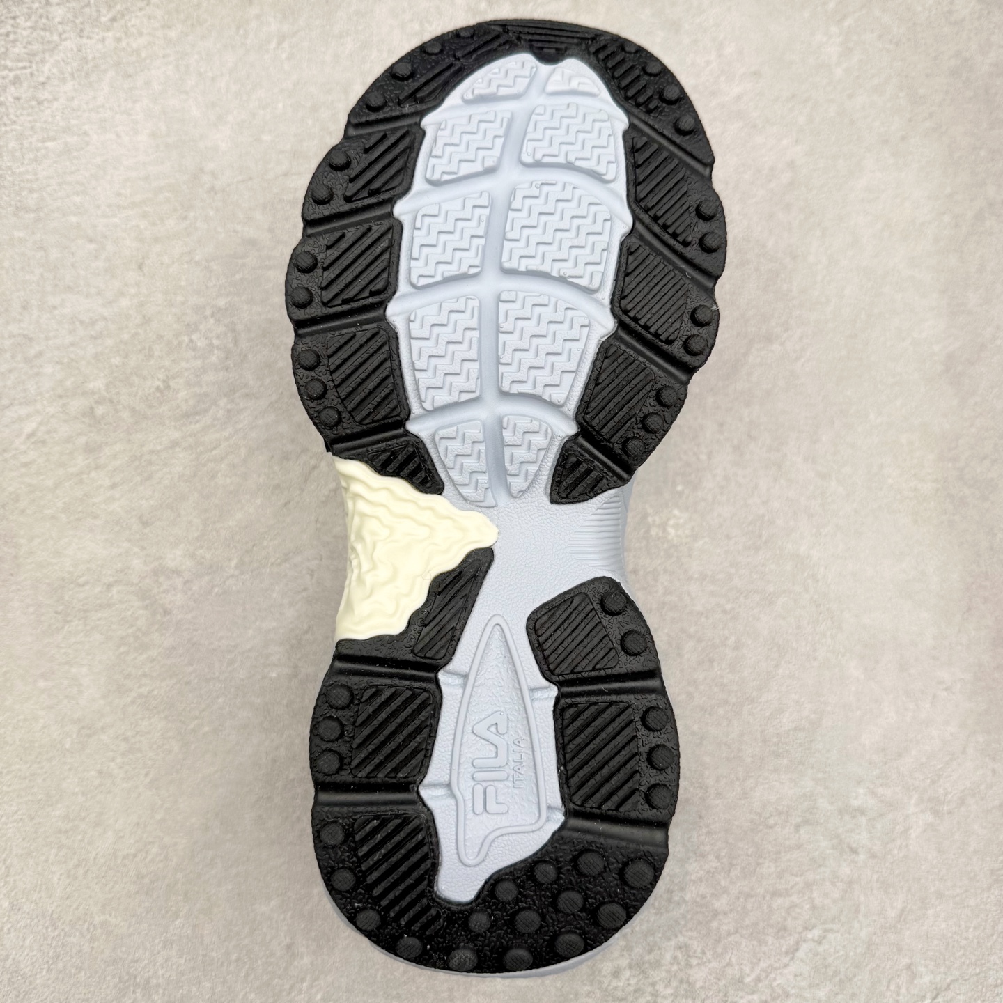 图片[9]-＃DT FILA Fern SO 斐乐摩登系列蕨草鞋运动潮流个性舒适柔软设计感 减震耐磨低帮生活休闲鞋 FUSION 系列传承了 FILA 的百年基因，融入年轻运动及潮流文化，成为引领变革、创新突破的一代。以“1+N” 的跨界合作模式重现经典的同时创造经典。带来最出其不意的跨界合作惊喜。同时，FILAFUSION把FILA 的 DNA 融入到定制体验里，你可以随心制造厲于你的产品。FILA FUSION 的鞋家族涵盖了老爹鞋、跑步鞋、网球鞋、季节款。风格复古新潮，满足了时尚人士出行及各类运动的搭配需求，成为当下年轻人筷拥的鞋类品牌之一。FILA FUSION 走进年轻人的世界，通过年轻人运动，街舞，滑板，篮球，展现 FILA FUSION 的潮流态度和年轻文化。FILA FUSION 认为末来属于引领变革、创新突破的年轻一代，让我们一起构成 FILA 未来的蓝图吧！尺码：35.5 36 36.5 37.5 38 38.5 39 40 40.5 41 42 42.5 43 44 44.5 45-选品中心