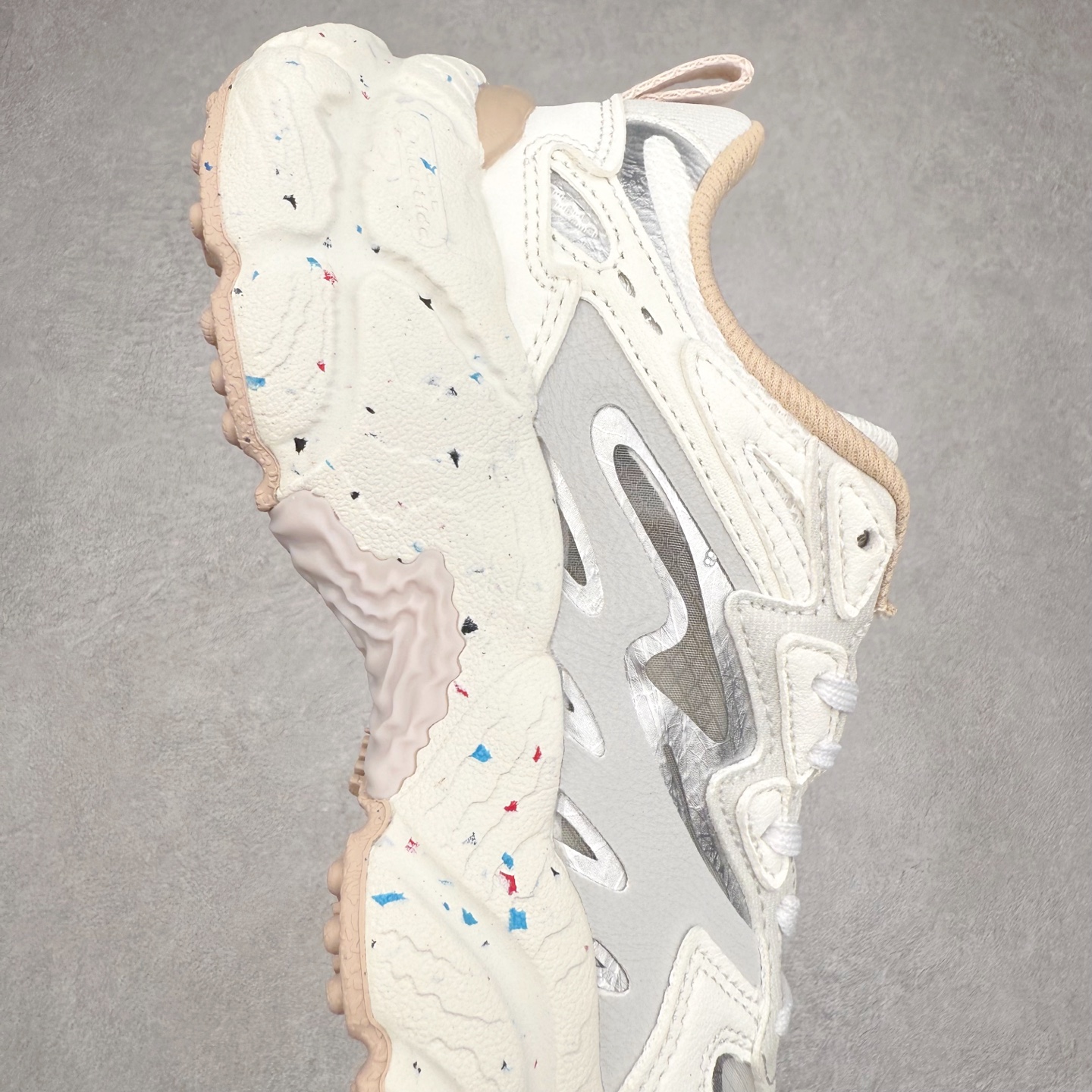 图片[6]-＃DT FILA Fern SO 斐乐摩登系列蕨草鞋运动潮流个性舒适柔软设计感 减震耐磨低帮生活休闲鞋 FUSION 系列传承了 FILA 的百年基因，融入年轻运动及潮流文化，成为引领变革、创新突破的一代。以“1+N” 的跨界合作模式重现经典的同时创造经典。带来最出其不意的跨界合作惊喜。同时，FILAFUSION把FILA 的 DNA 融入到定制体验里，你可以随心制造厲于你的产品。FILA FUSION 的鞋家族涵盖了老爹鞋、跑步鞋、网球鞋、季节款。风格复古新潮，满足了时尚人士出行及各类运动的搭配需求，成为当下年轻人筷拥的鞋类品牌之一。FILA FUSION 走进年轻人的世界，通过年轻人运动，街舞，滑板，篮球，展现 FILA FUSION 的潮流态度和年轻文化。FILA FUSION 认为末来属于引领变革、创新突破的年轻一代，让我们一起构成 FILA 未来的蓝图吧！尺码：35.5 36 36.5 37.5 38 38.5 39 40 40.5 41 42 42.5 43 44 44.5 45-选品中心